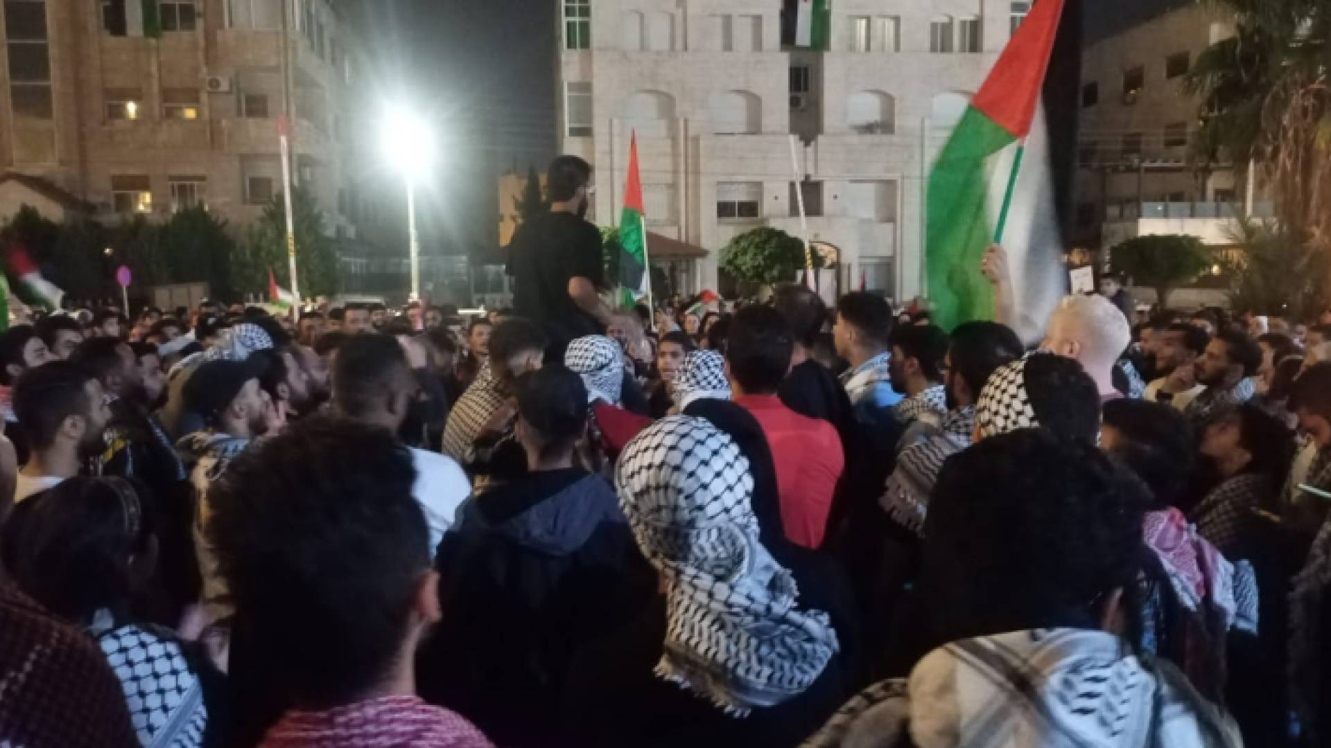 وقفة بالقرب من سفارة تل أبيب