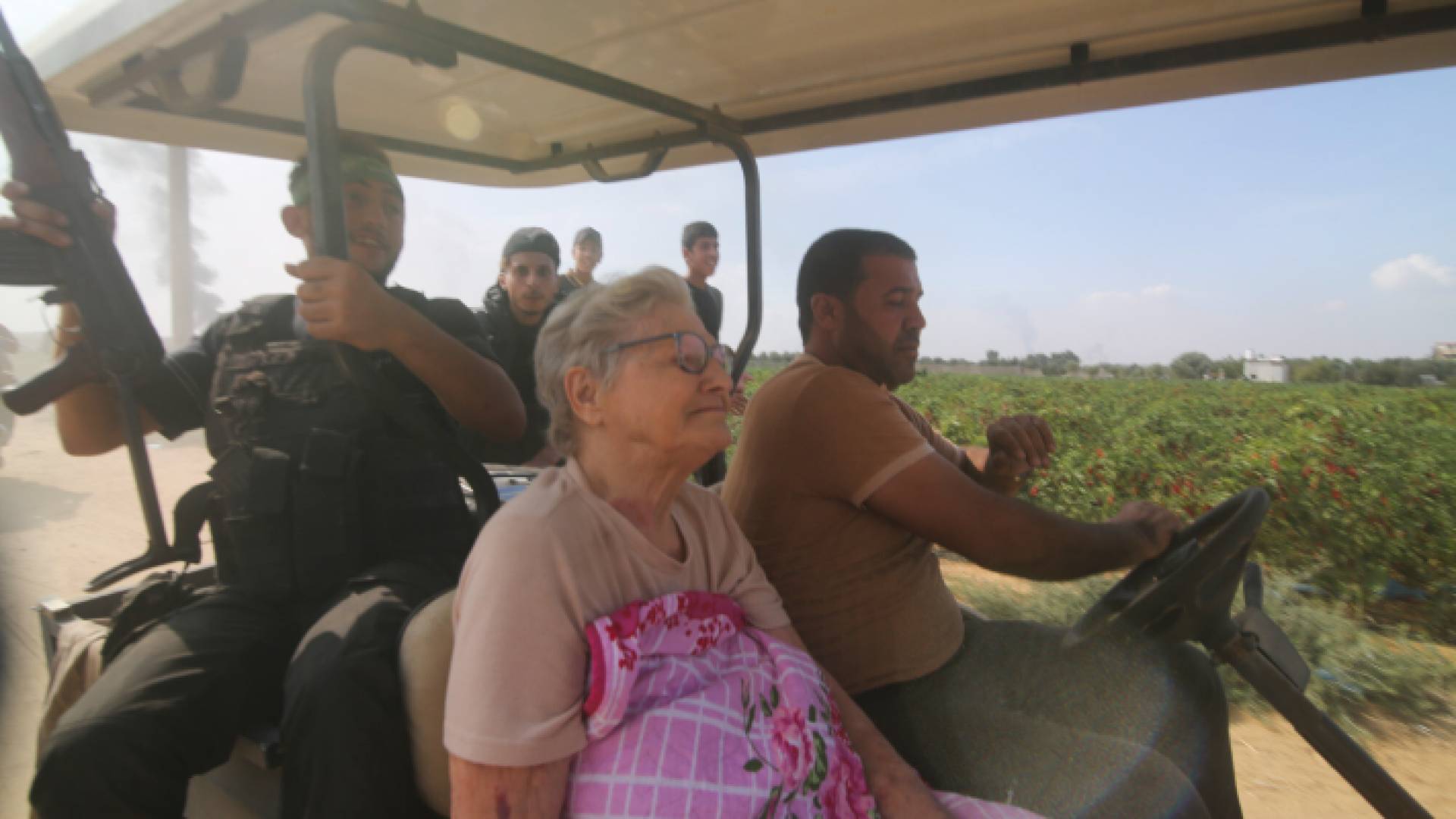 لحظة أسر مدنية من تل أبيب من قبل مقاتلي كتائب القسام في غزة