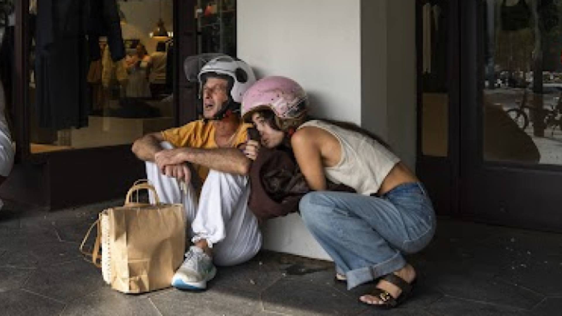 مستوطنون يختبئون من الرشقات التي أطلقت من غزة