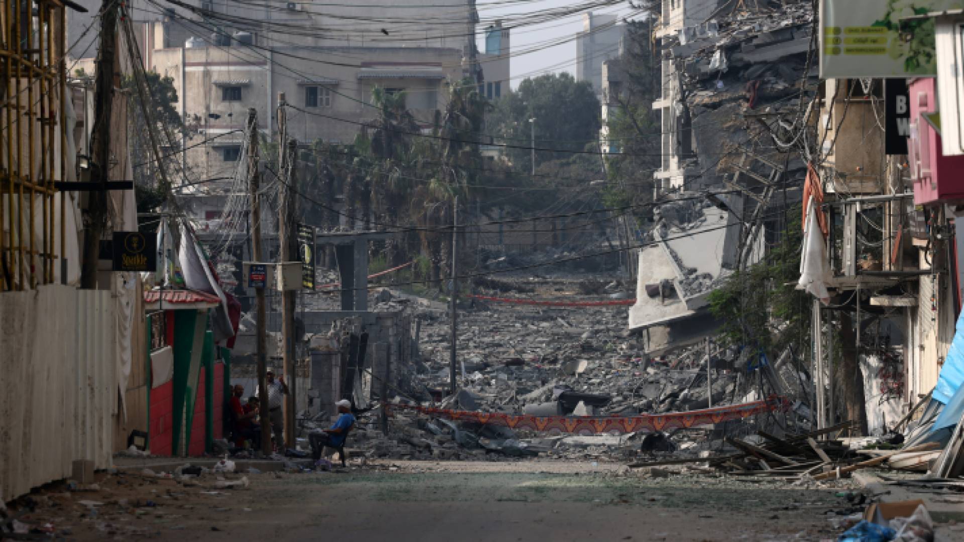 رجل فلسطيني عقب استهداف منزله في غزة