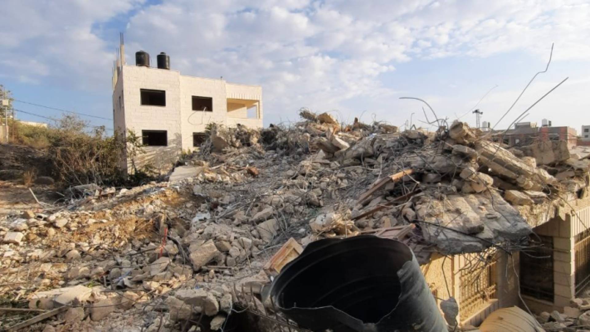 جيش الاحتلال يهدم منزل الأسير باجس نخلة