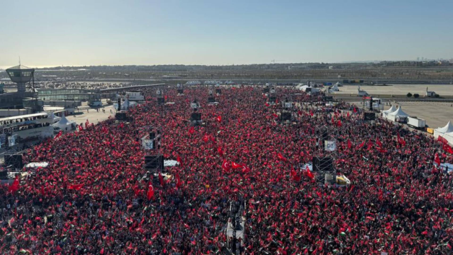صورة للمسيرة الحاشدة بالقرب من مطار أتاتورك