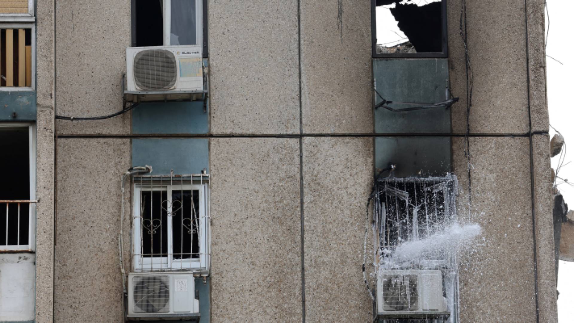 مبنى في أحد المستوطنات بعد تعرضه لقصف المقاومة الفلسطينية