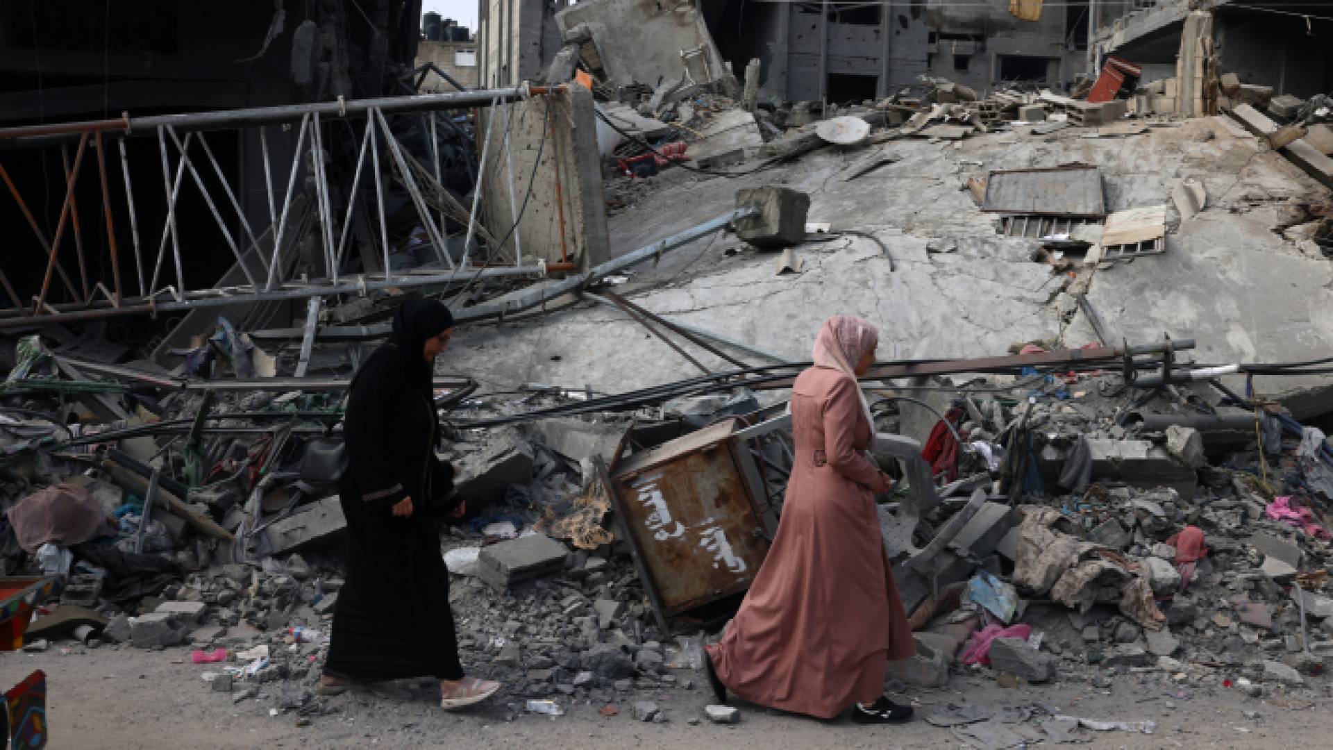 فلسطينيون عقب قصف الاحتلال لمنازلهم في قطاع غزة