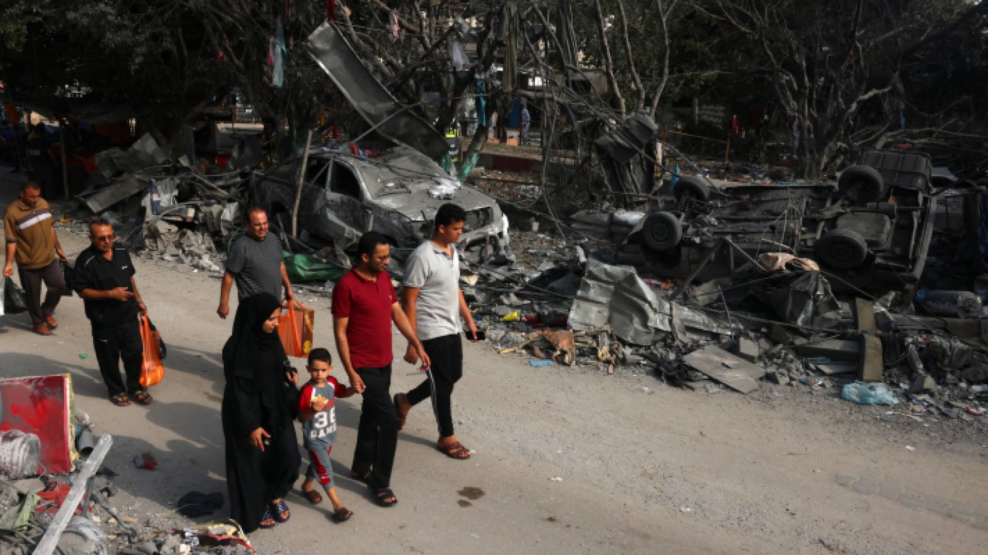 فلسطينيون في غزة عقب استهداف قوات الاحتلال