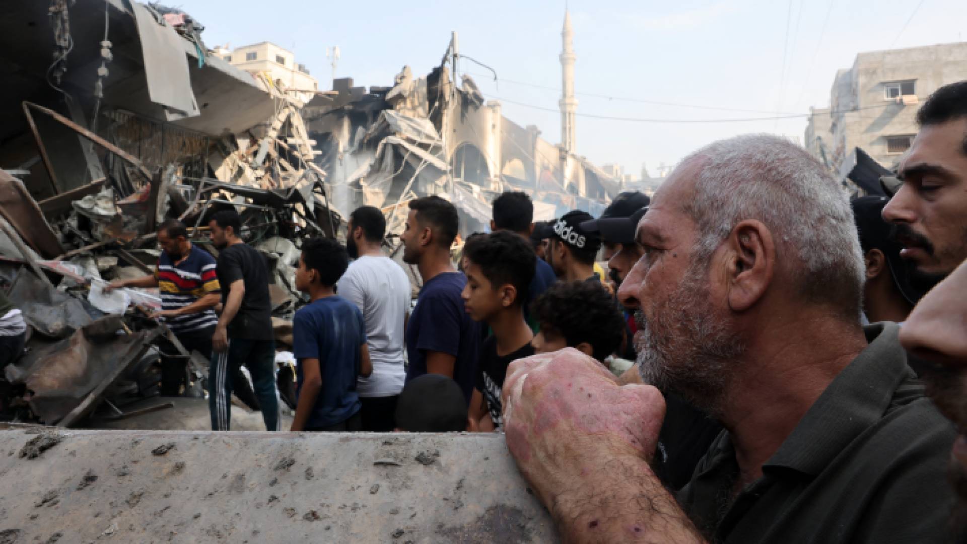 رجل فلسطيني عقب دمار منزله في غزة