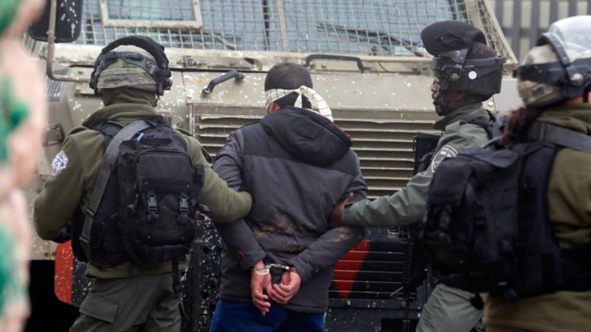 قوات الاحتلال اعتقلت 35 فلسطينيا الليلة الماضية في الضفة الغربية