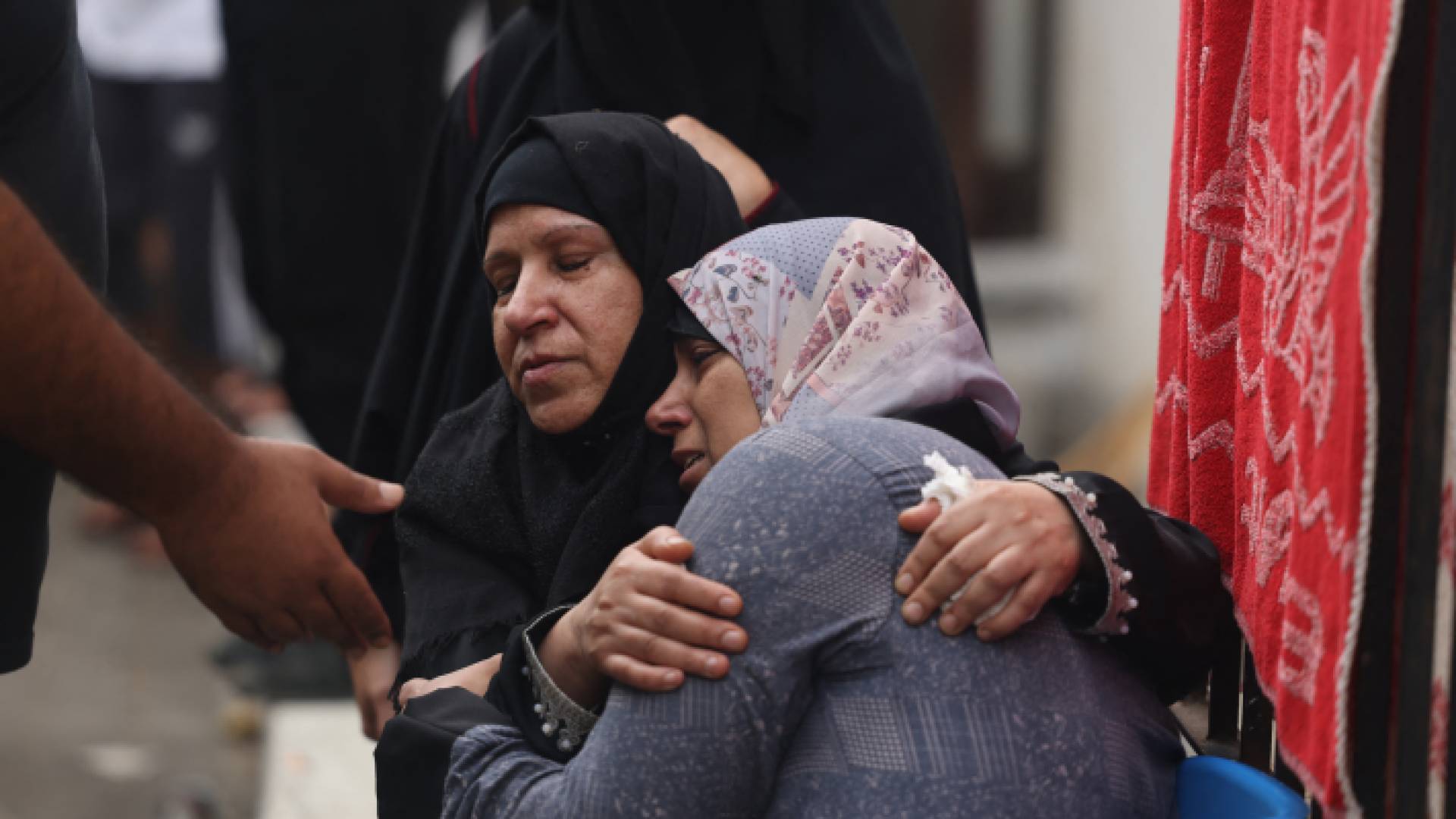 فلسطينيتان تبكيان بعد قصف الاحتلال الإسرائيلي لمنزلهما