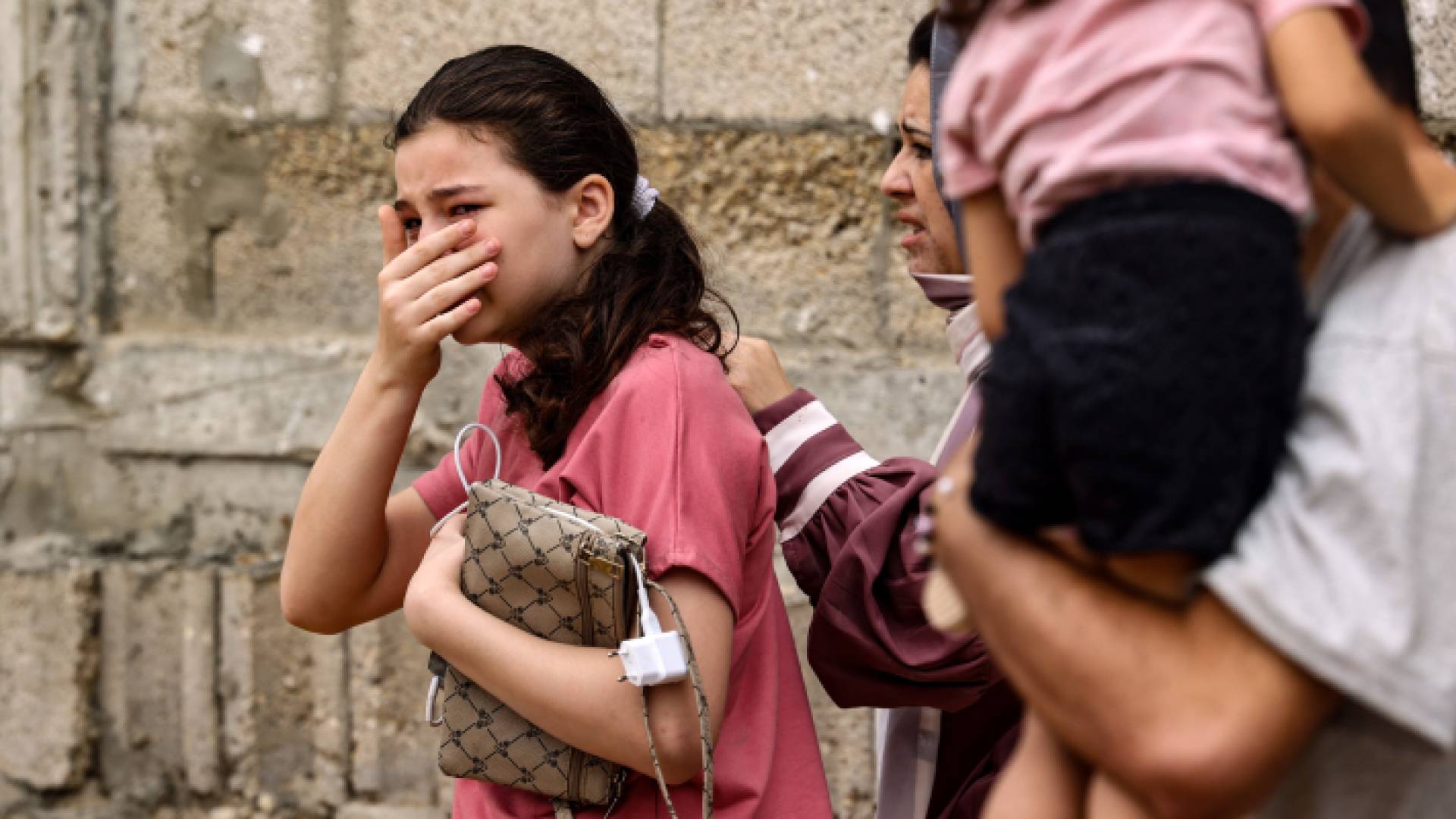 رد فعل فتاة في أعقاب قصف الاحتلال رفح في جنوب قطاع غزة