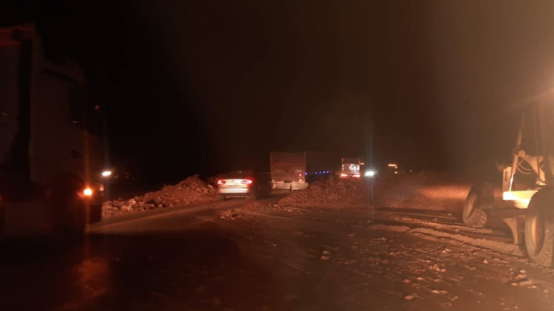 الطريق الصحراوي أثناء إعادة فتحه