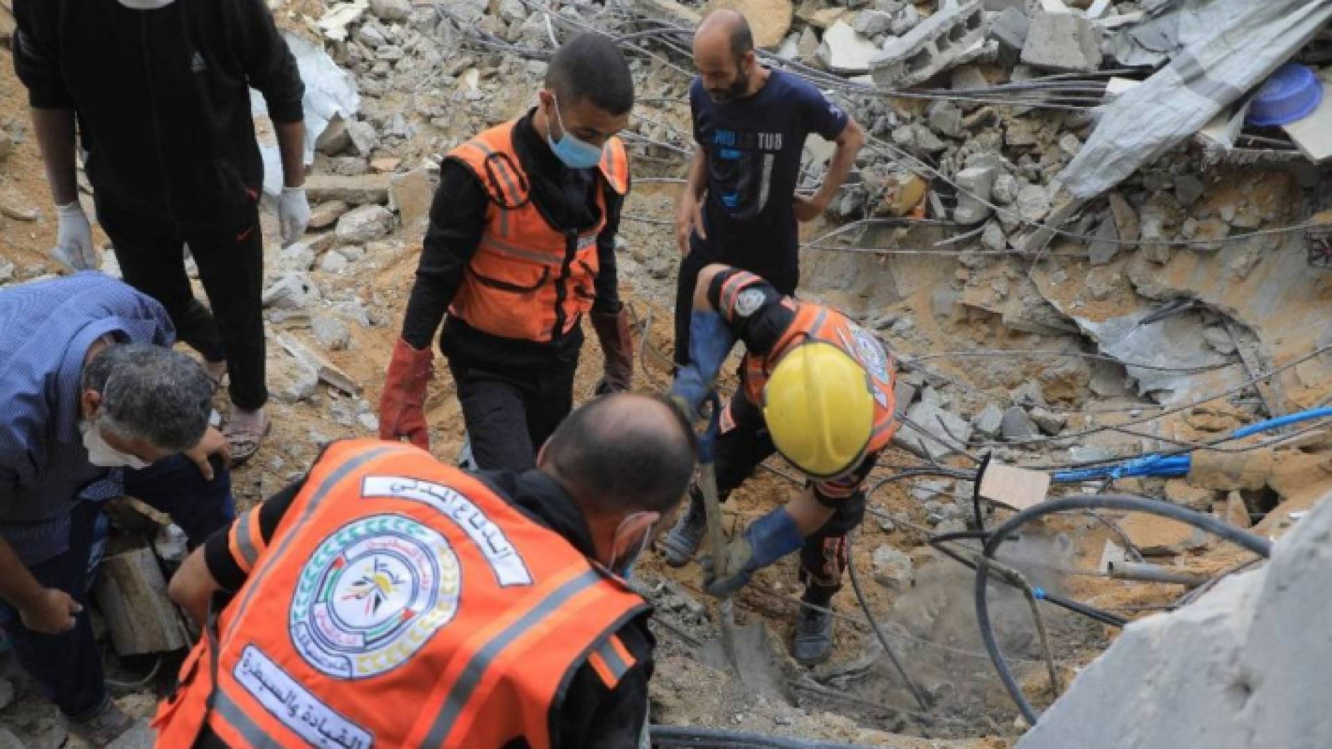 فرق الدفاع المدني في غزة