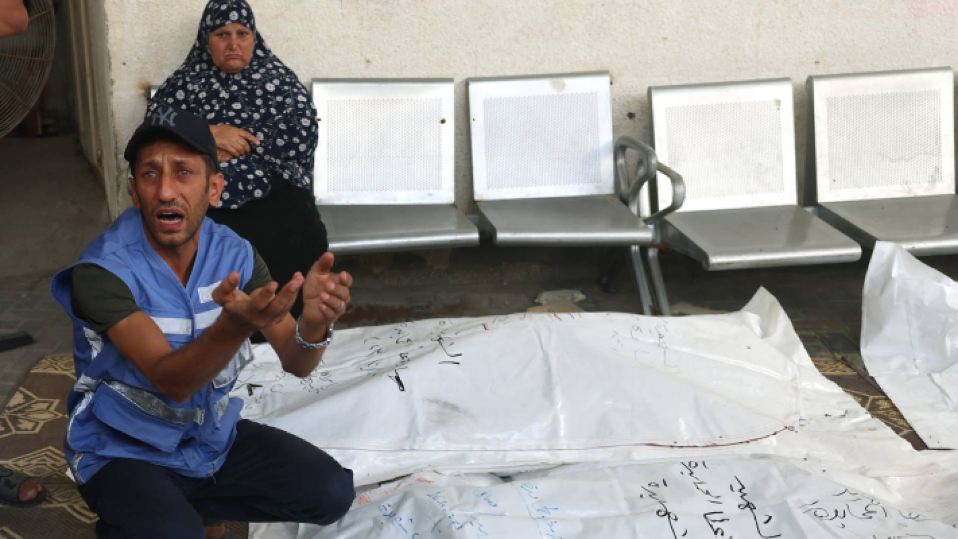 فلسطيني في احدى مستشفيات القطاع