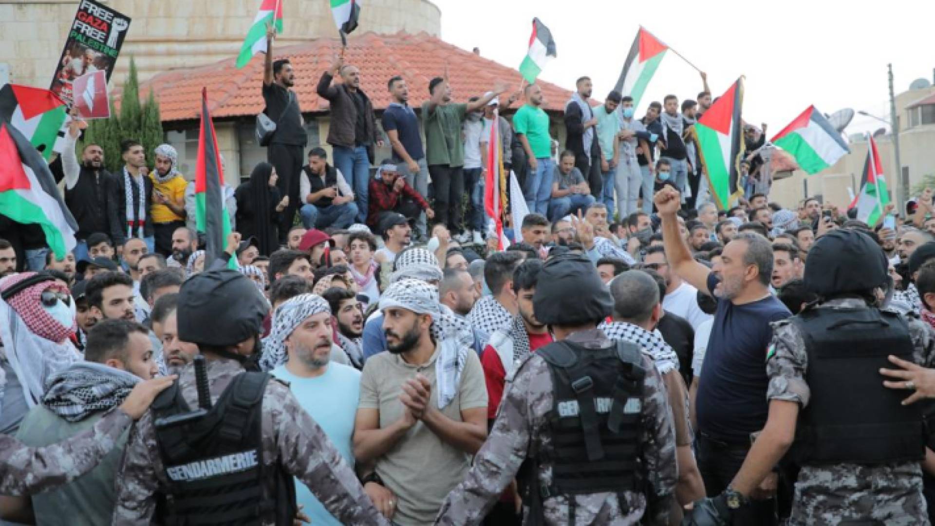 خلال وقفة تضامنية نصرة للفلسطينيين في عمان