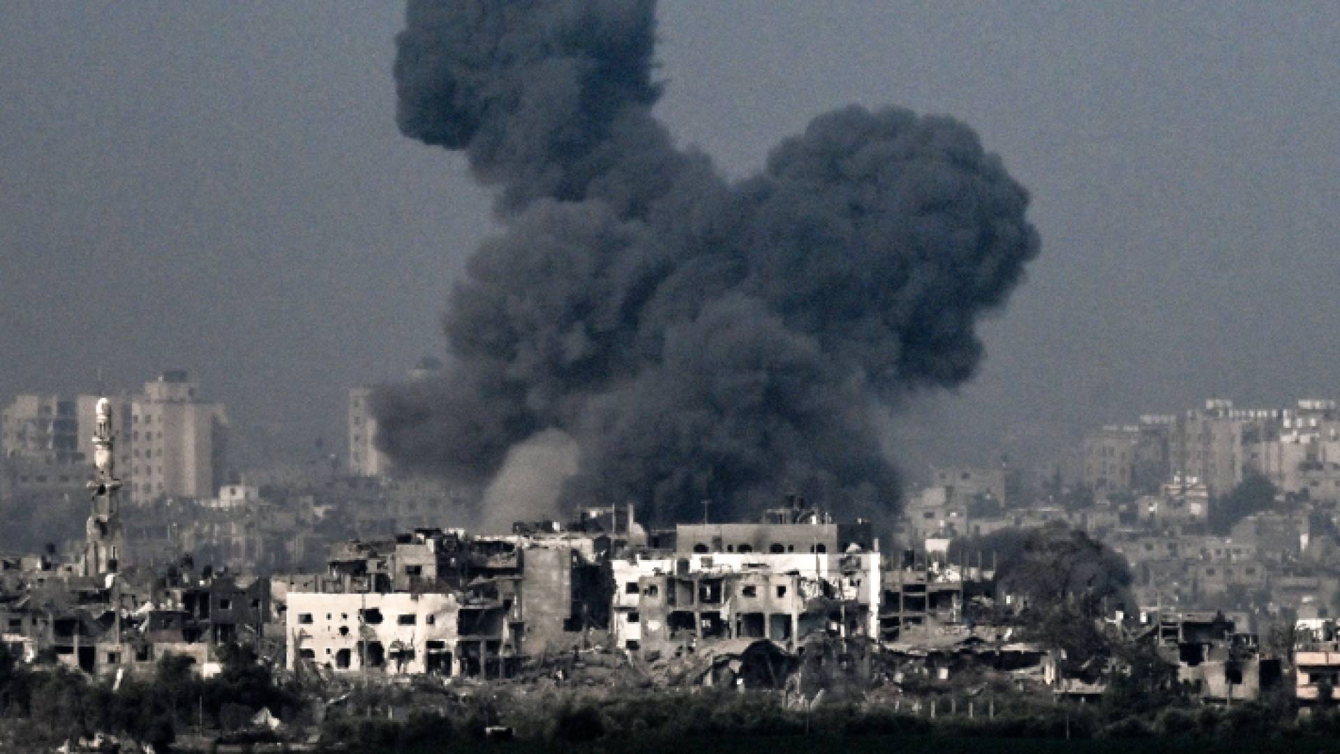عمود من الدخان يتصاعد بعد قصف الاحتلال على غزة