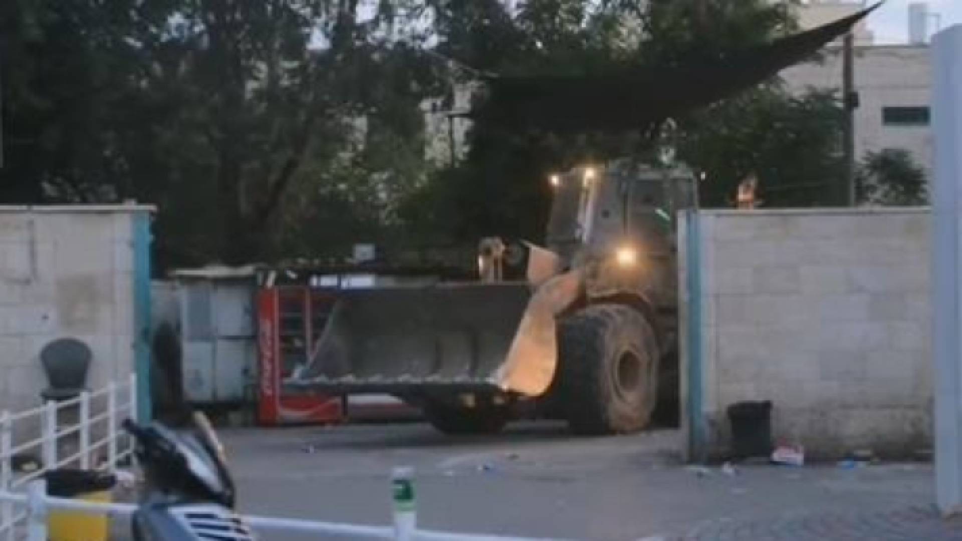 جرافاة تقتحم مستشفى جنين الحكومي