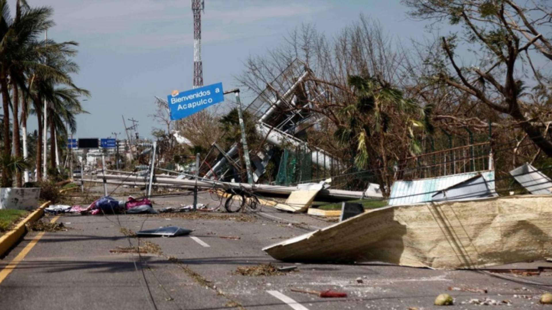 جانب من الدمار الذي تسبب به إعصار "أوتيس" في المكسيك
