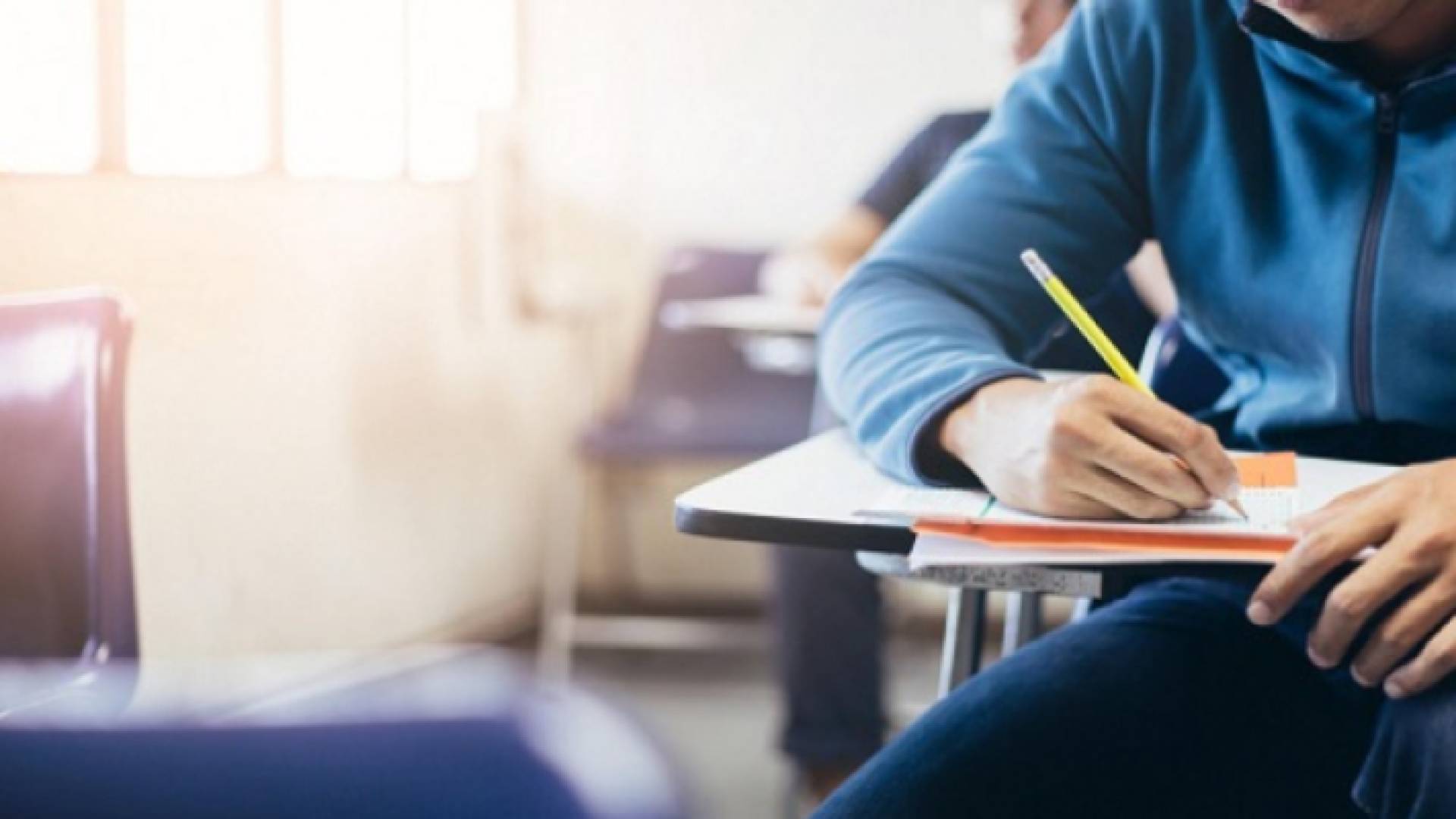 طالب في قاعة الامتحان