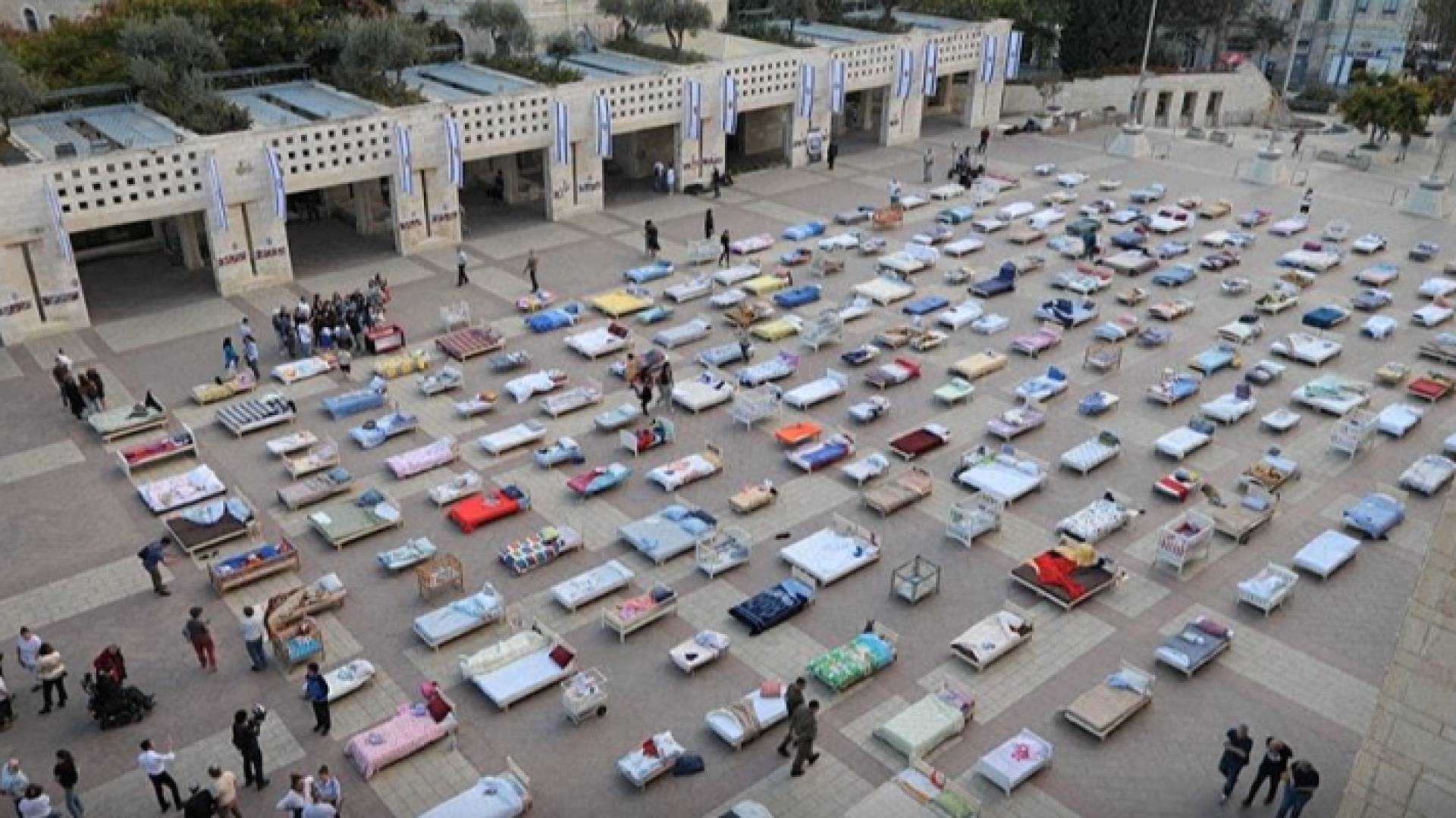 أسرة فارغة في إحدى ساحات القدس المحتلة