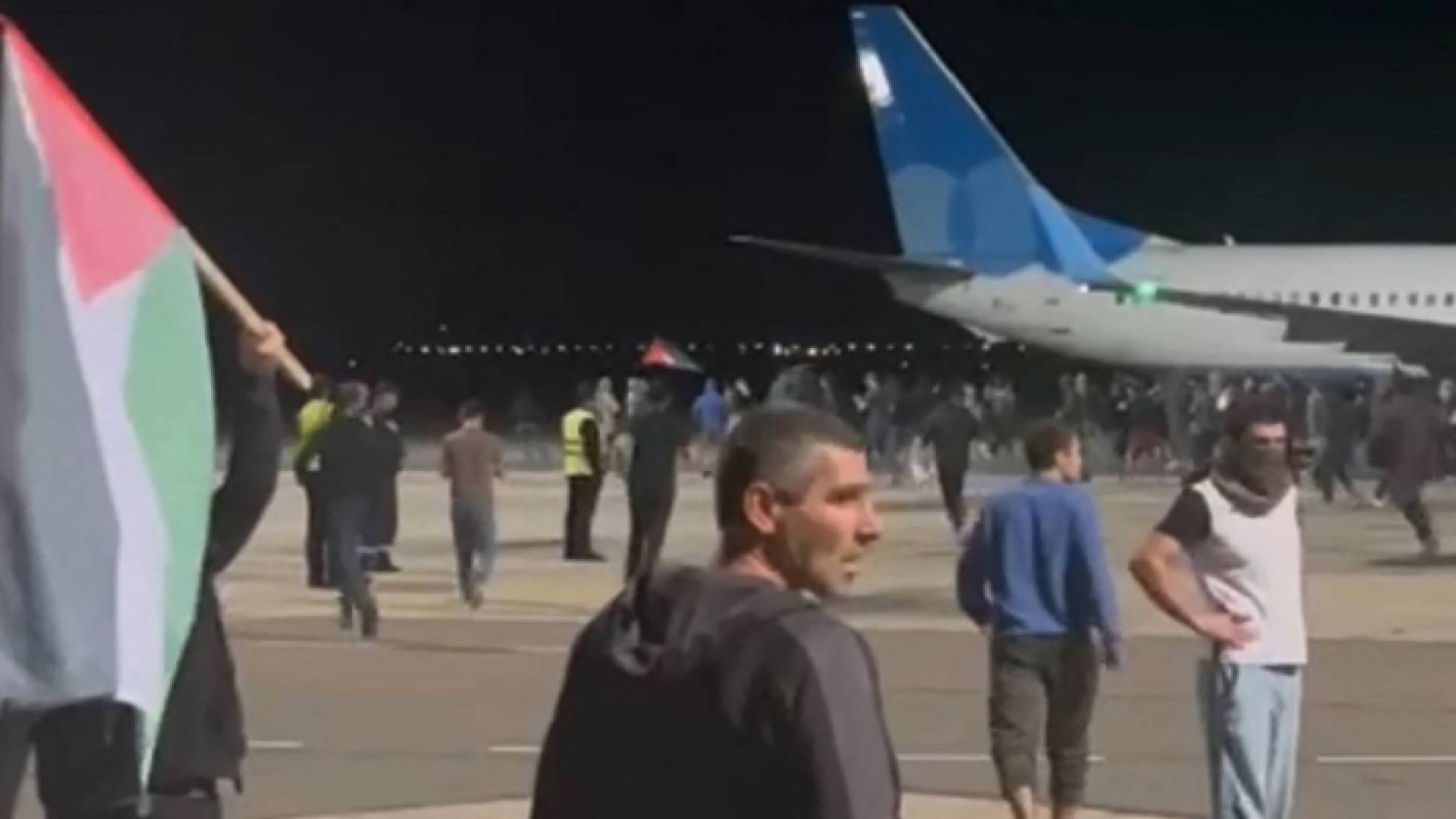 لحظة هجوم المتظاهرين في داغستان على طائرة تقل مستوطنين