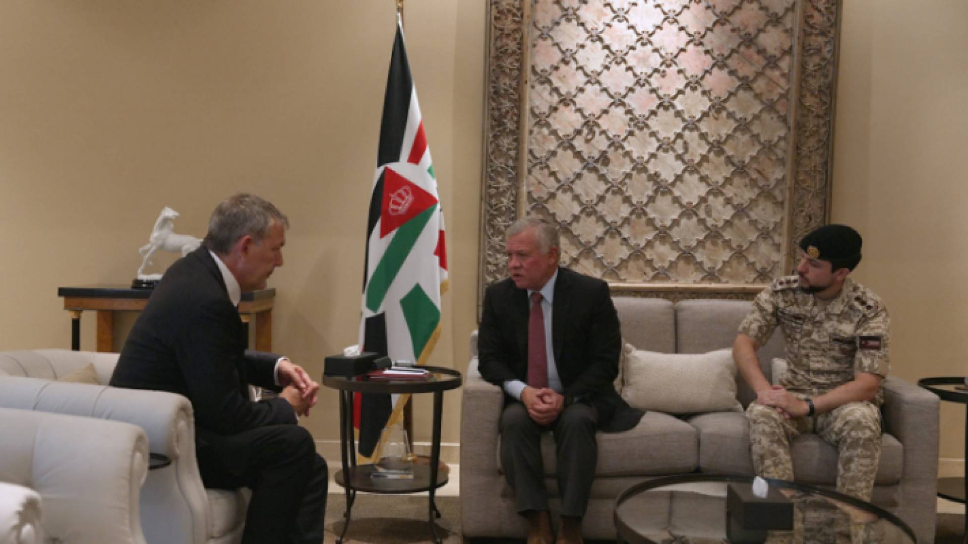 الملك في لقائه المفوض العام لوكالة إغاثة وتشغيل اللاجئين الفلسطينيين (الأونروا) فيليب لازاريني