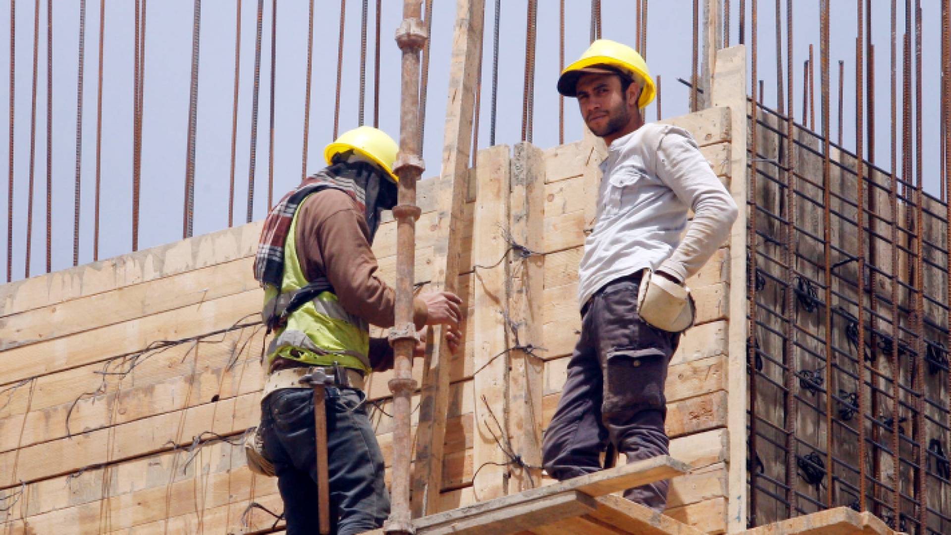 شخصان يعملان في الأعمال الإنشائية