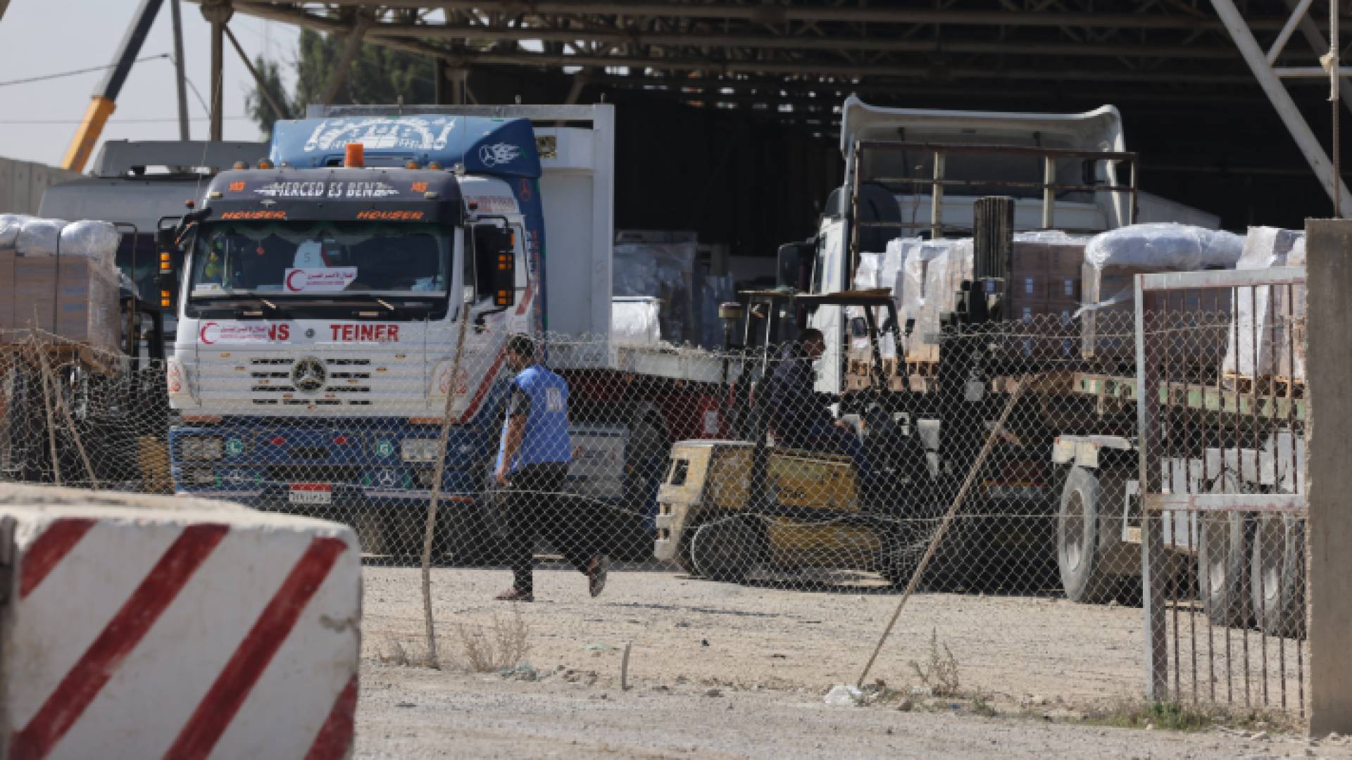 شاحنات المساعدات داخل معبر رفح