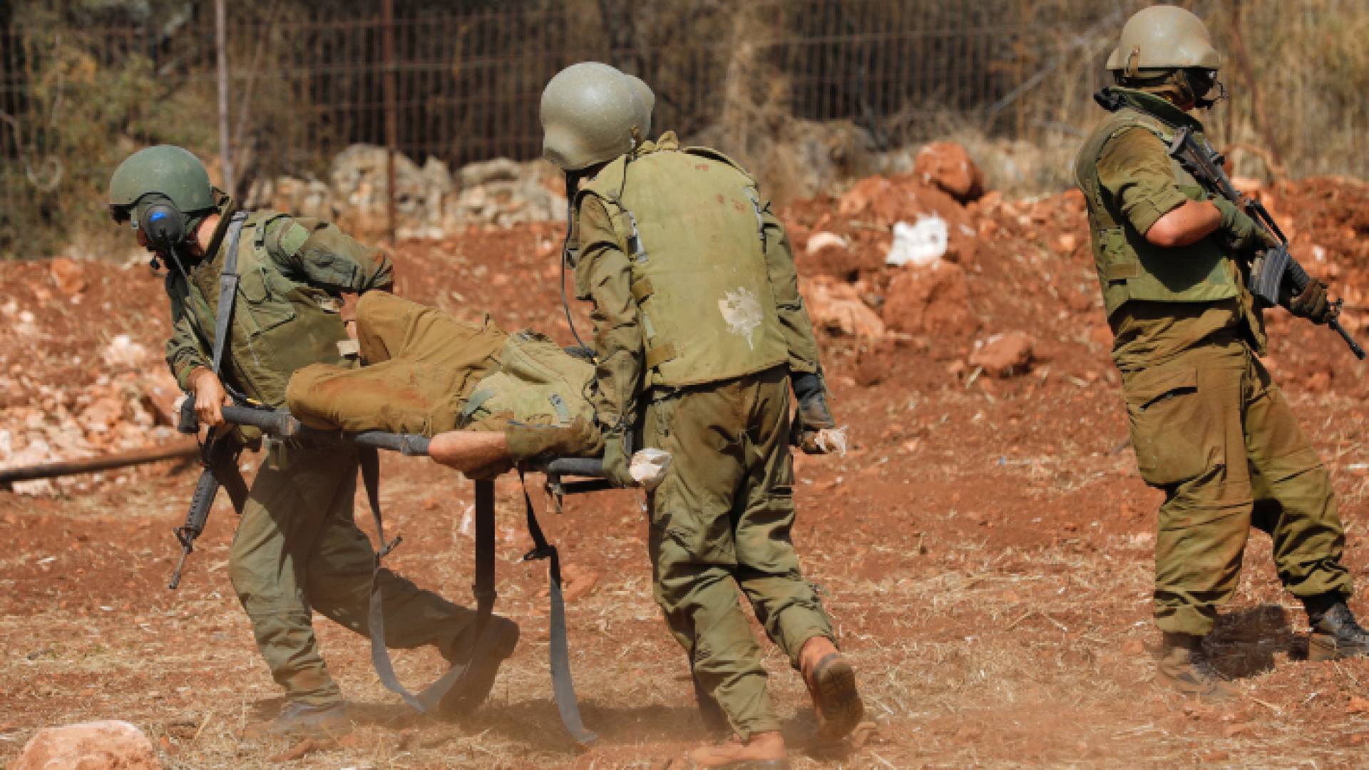 عناصر من جيش الاحتلال يسعفون مصابا عند الحدود الشمالية مع لبنان