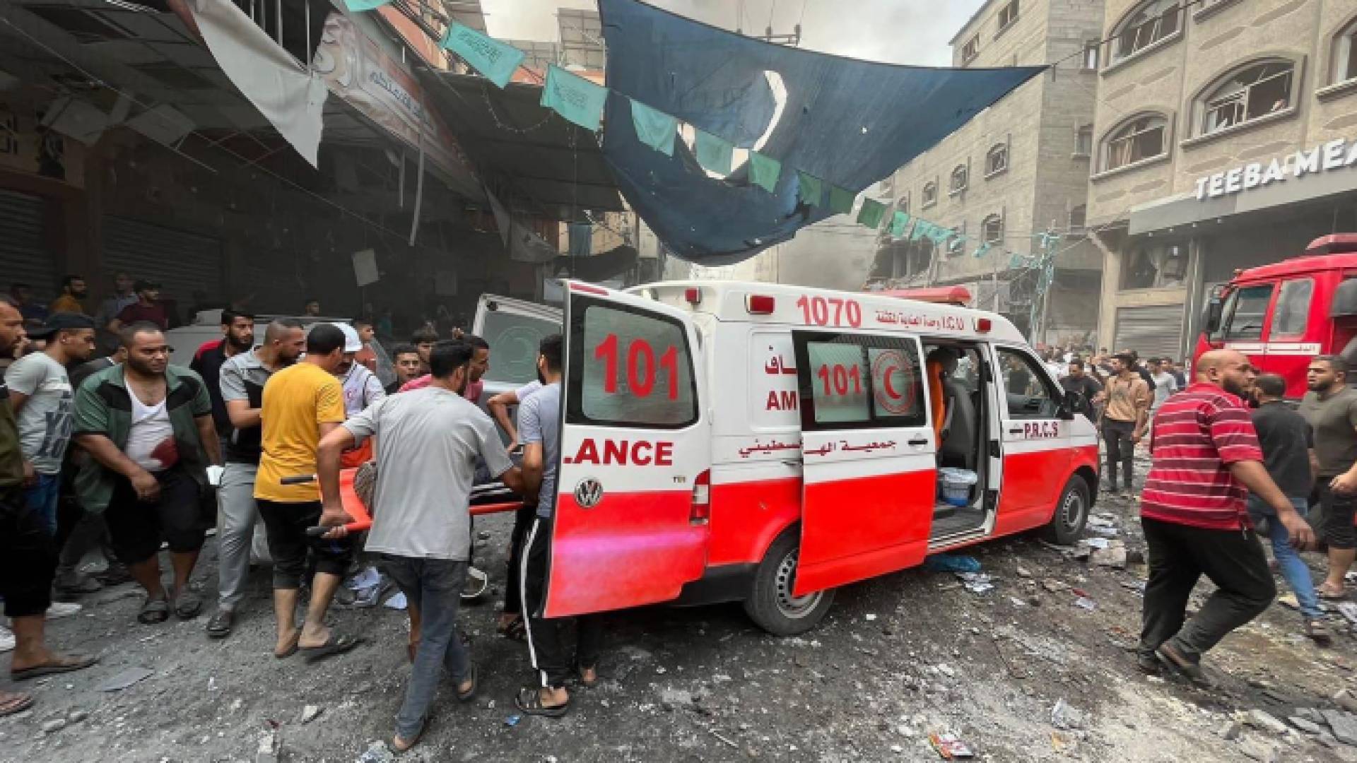 سيارة إسعاف تابعة للهلال الأحمر الفلسطيني في قطاع غزة تعمل على نقل مصابين جراء قصف الاحتلال