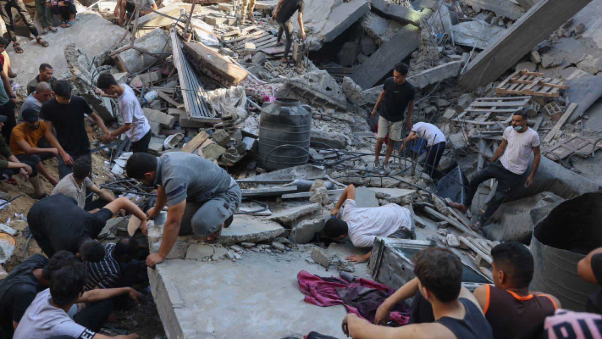 فلسطينيون يبحثون عن شهداء وناجين تحت أنقاض عمارة تعرضت للقصف في غزة