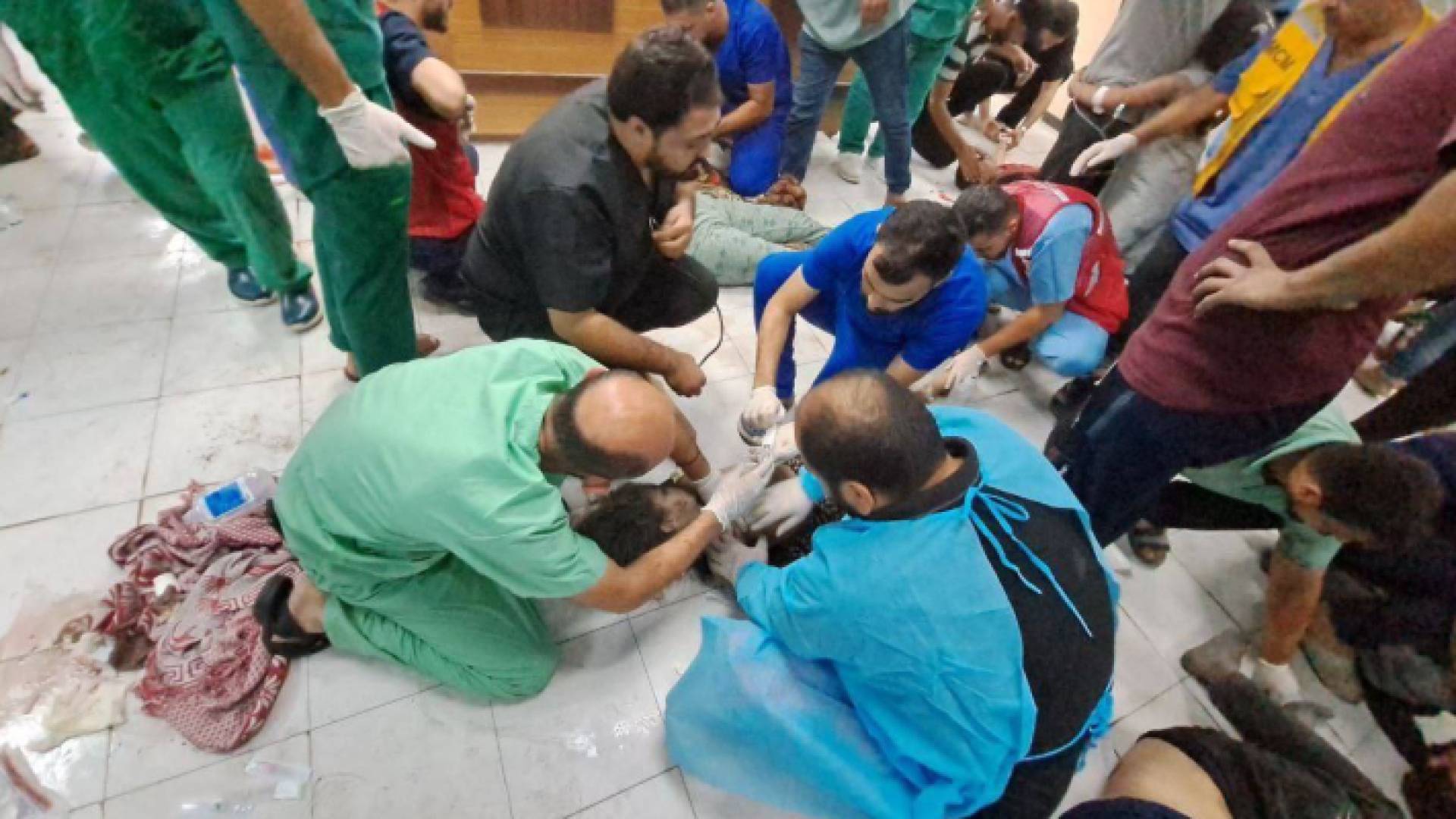 محاولة إنعاش طفلة في المستشفى الإندونيسي