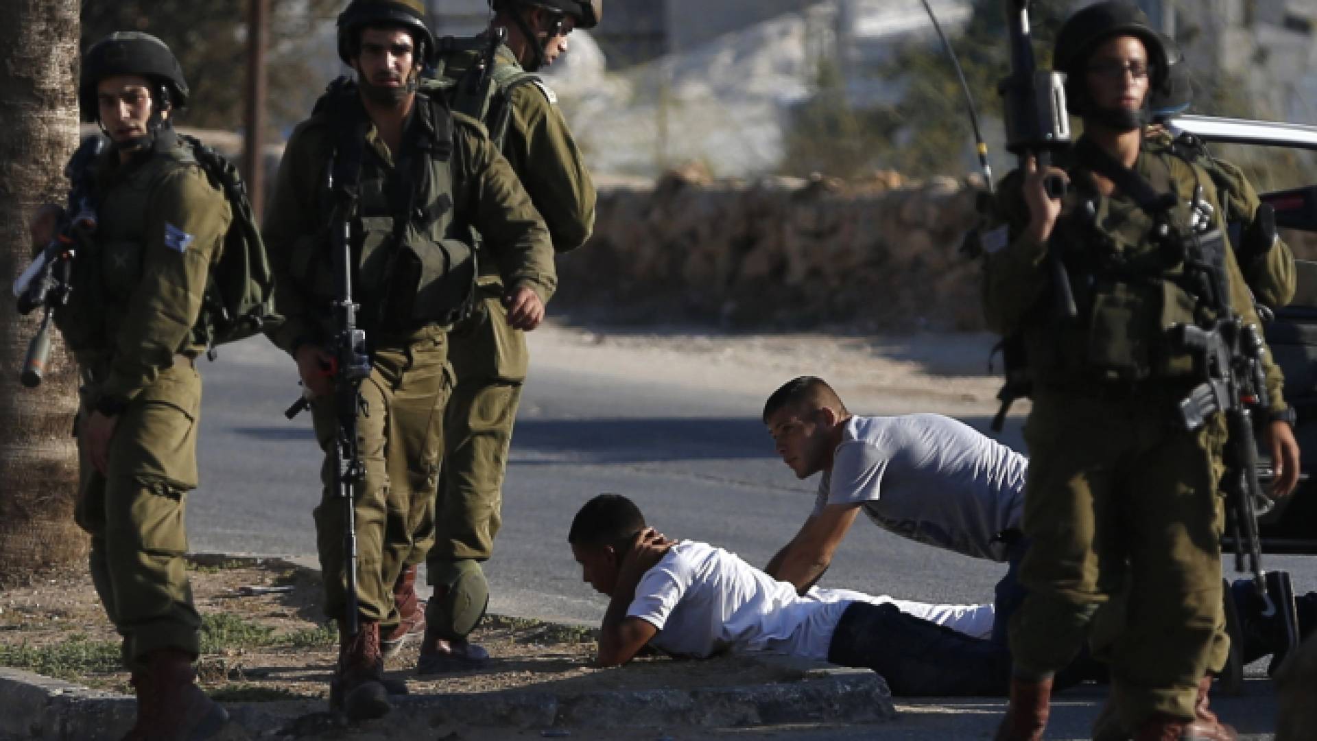 لحظة اعتقال قوات الاحتلال شابين فلسطينيين في الضفة