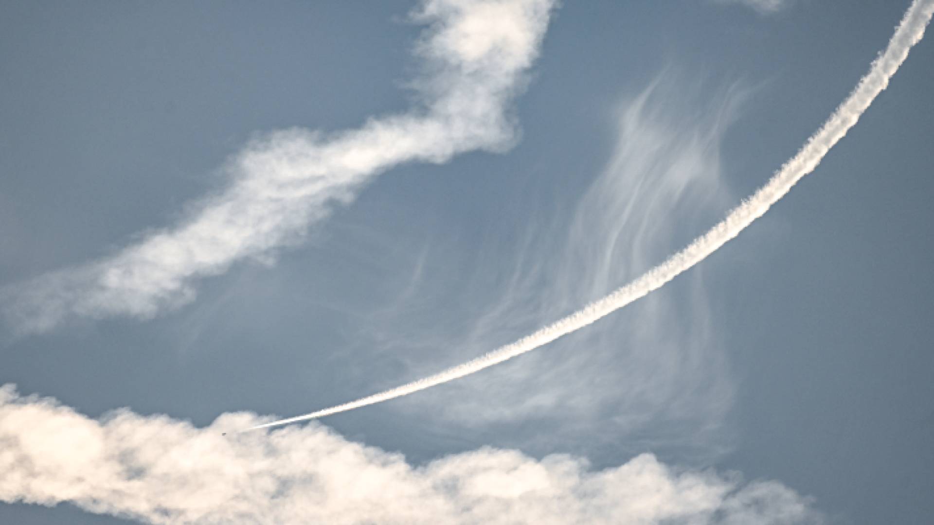 آثار خلفتها طائرات مقاتلة في عملية طوفان الاقصى