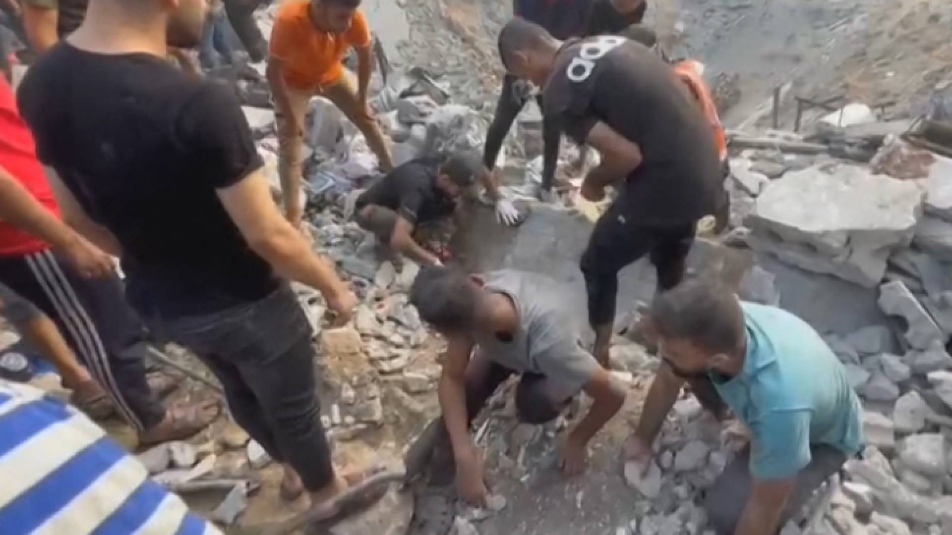 فلسطينيون بعد قصف الاحتلال الإسرائيلي لمخيم جباليا