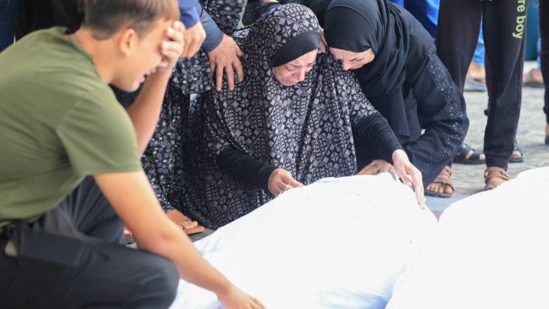 فلسطينيون يبكون أحد الشهداء الذي ارتقى بقصف الاحتلال لقطاع غزة