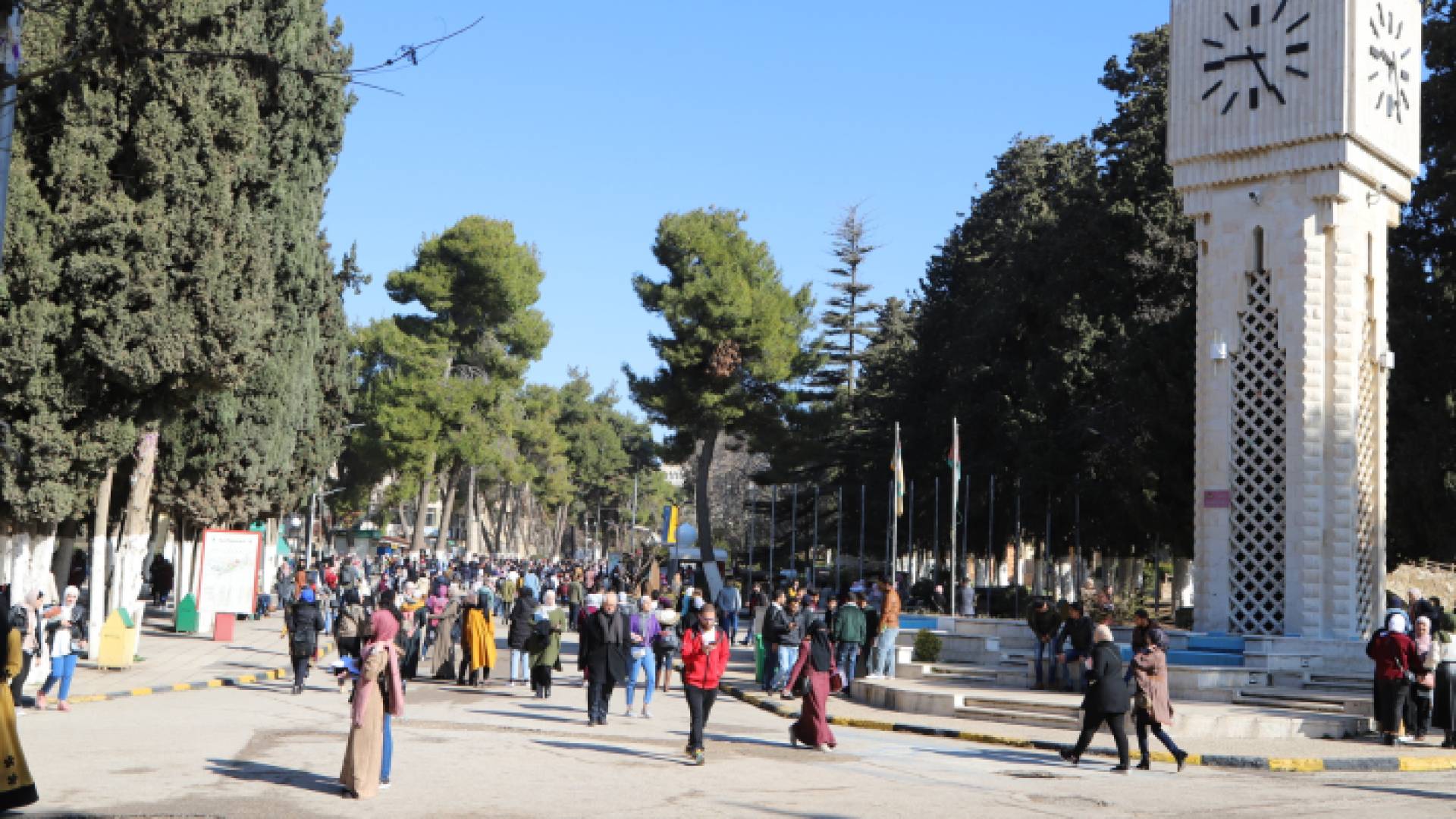 طلبة في حرم الجامعة الأردنية