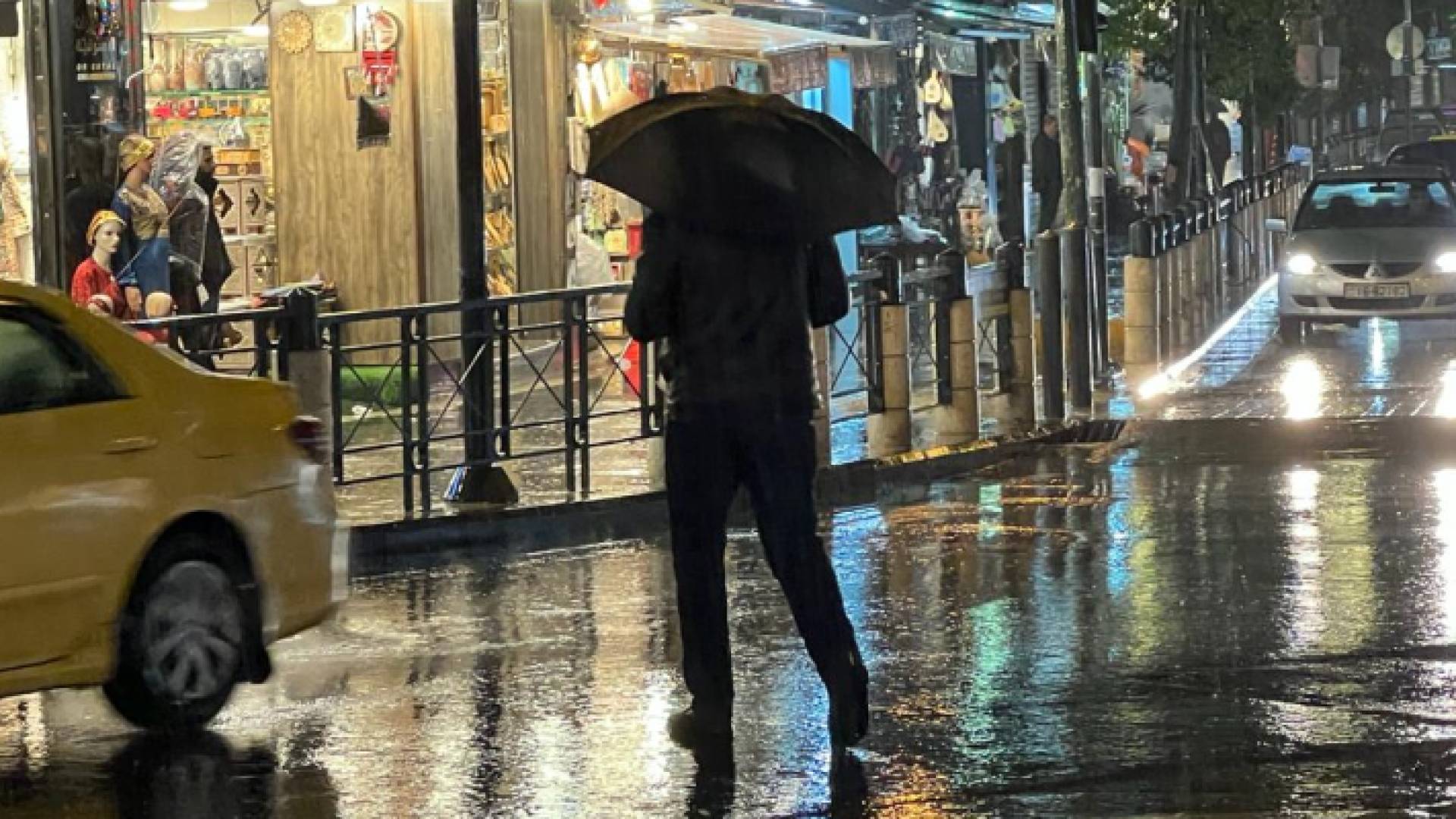 شخص يحمل مظلة في أحد شورع العاصمة عمان