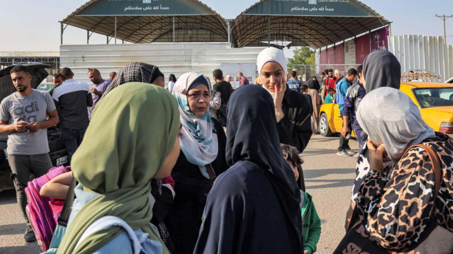 فلسطينيون أمام معبر رفح