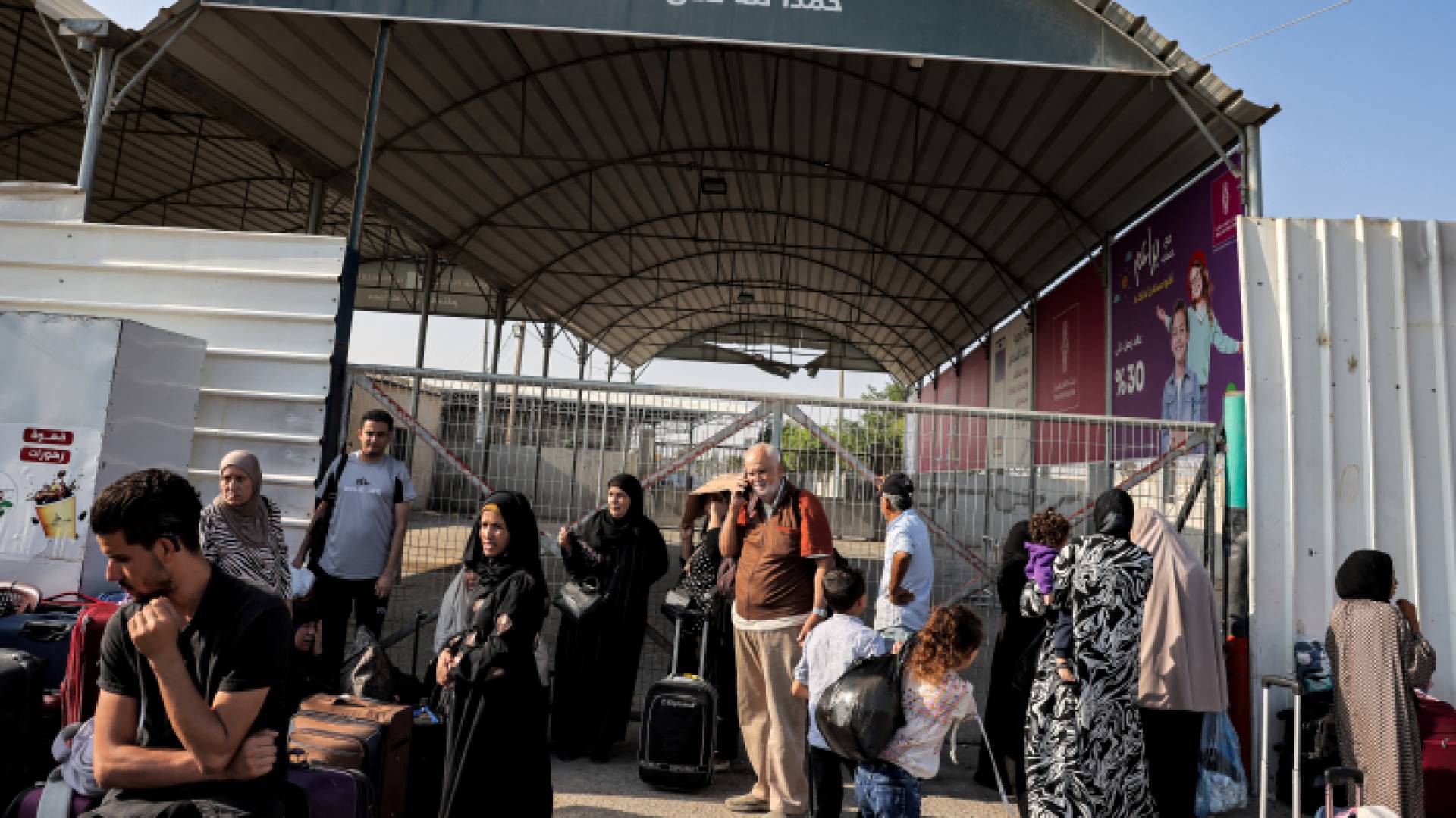 فلسطينيون متواجدون عند معبر رفح