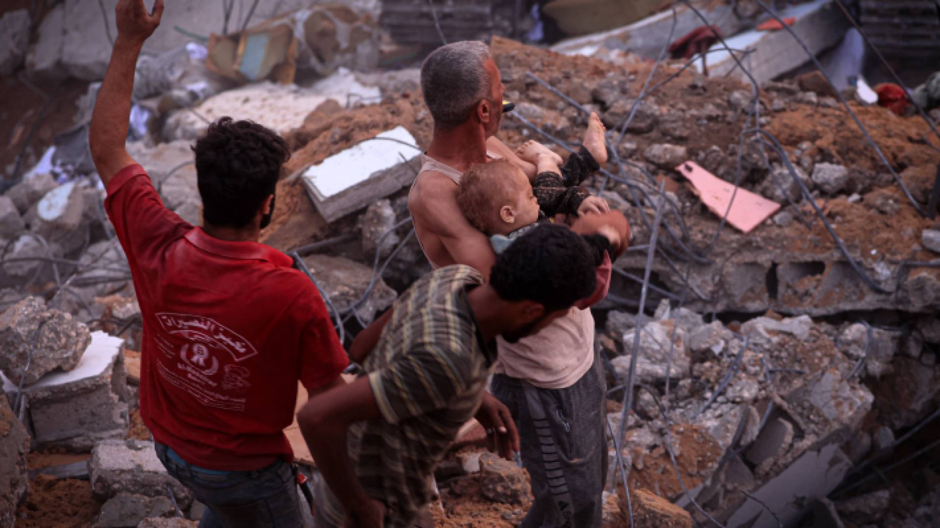 فلسطينيون عقب العدوان على قطاع غزة