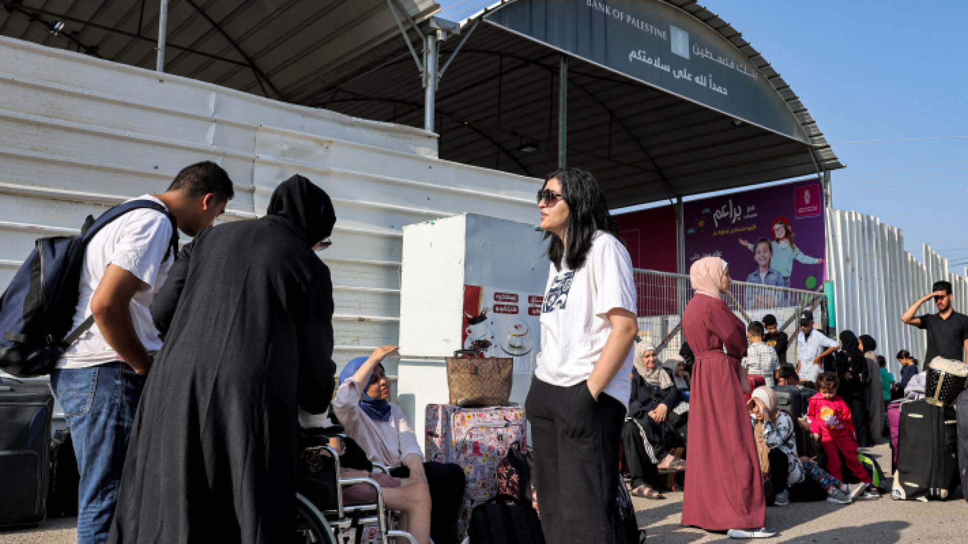 فلسطينيون عند معبر رفح