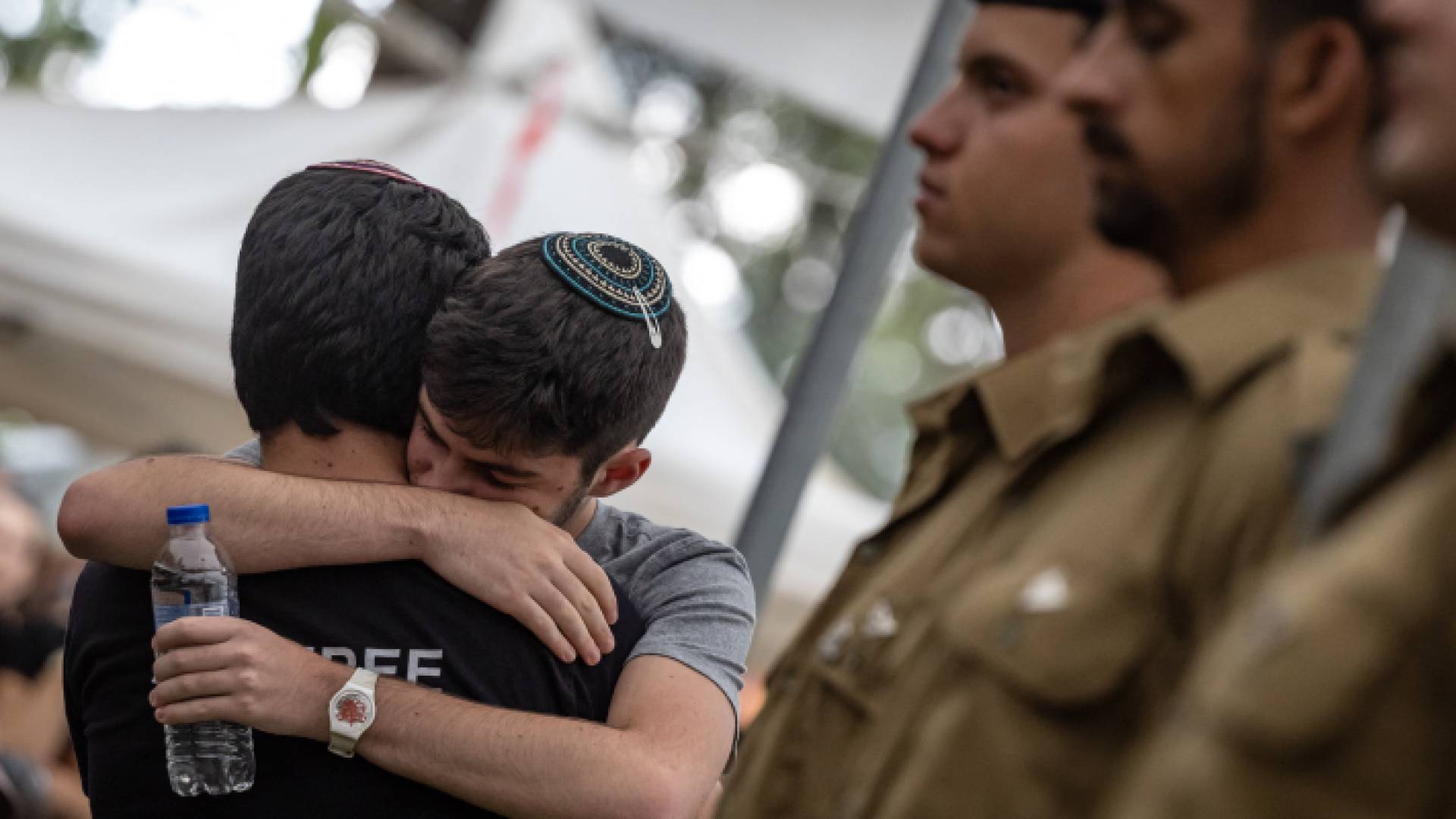 مستوطن يبكي جنديا قتلته المقاومة الفلسطينية في قطاع غزة