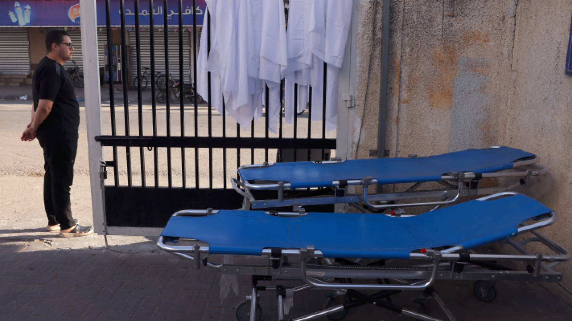 شاب يقف خارج مستشفى النجار في غزة