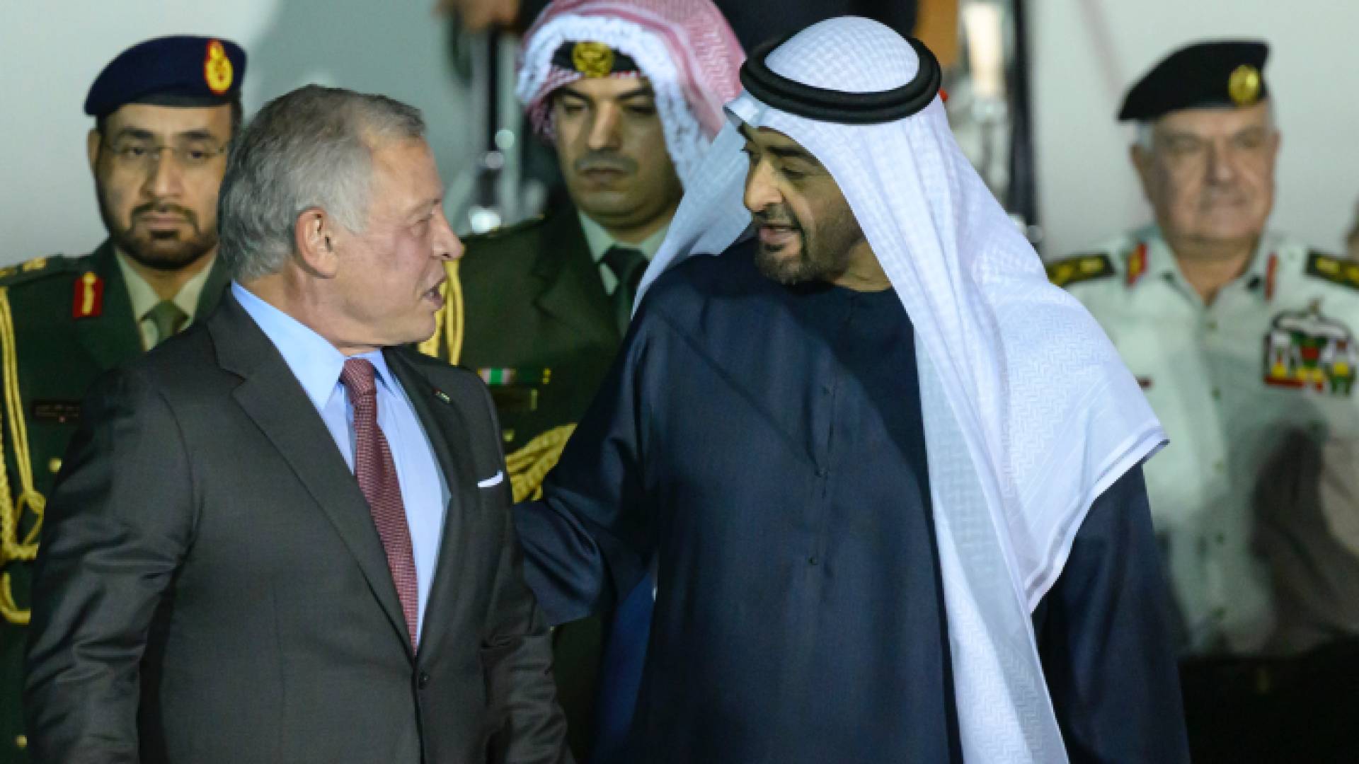 محمد بن زايد في استقبال جلالة الملك عبدالله الثاني لدى وصولهما إلى أبوظبي