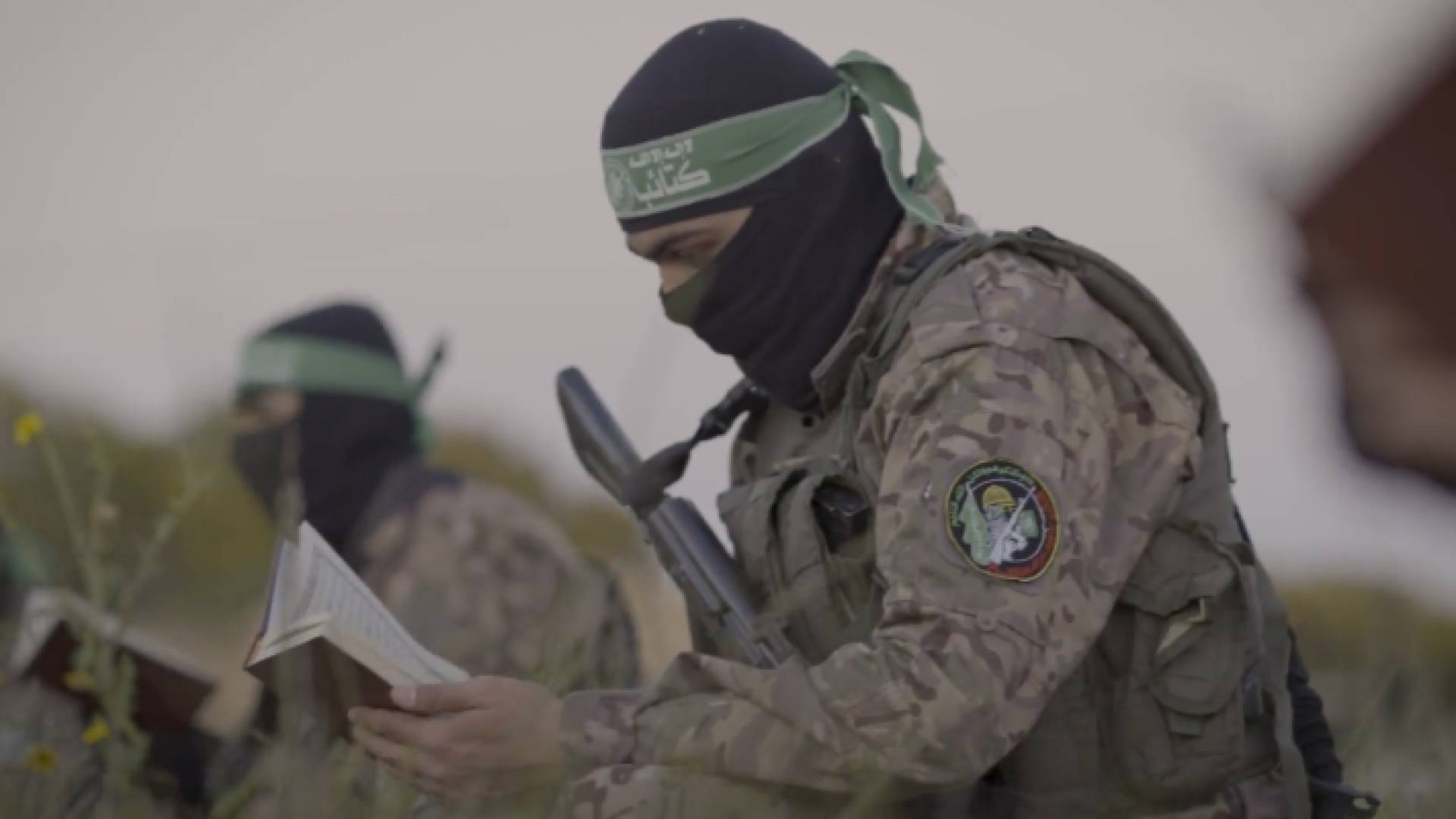 عناصر من كتائب القسام يقرأون القرآن