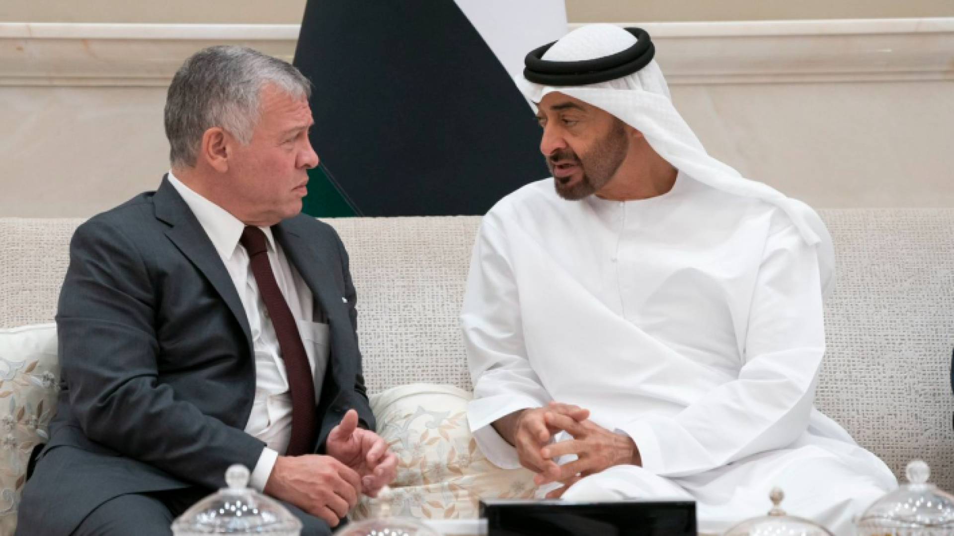 محمد بن زايد في استقبال جلالة الملك عبدالله الثاني لدى وصولهما إلى أبوظبي