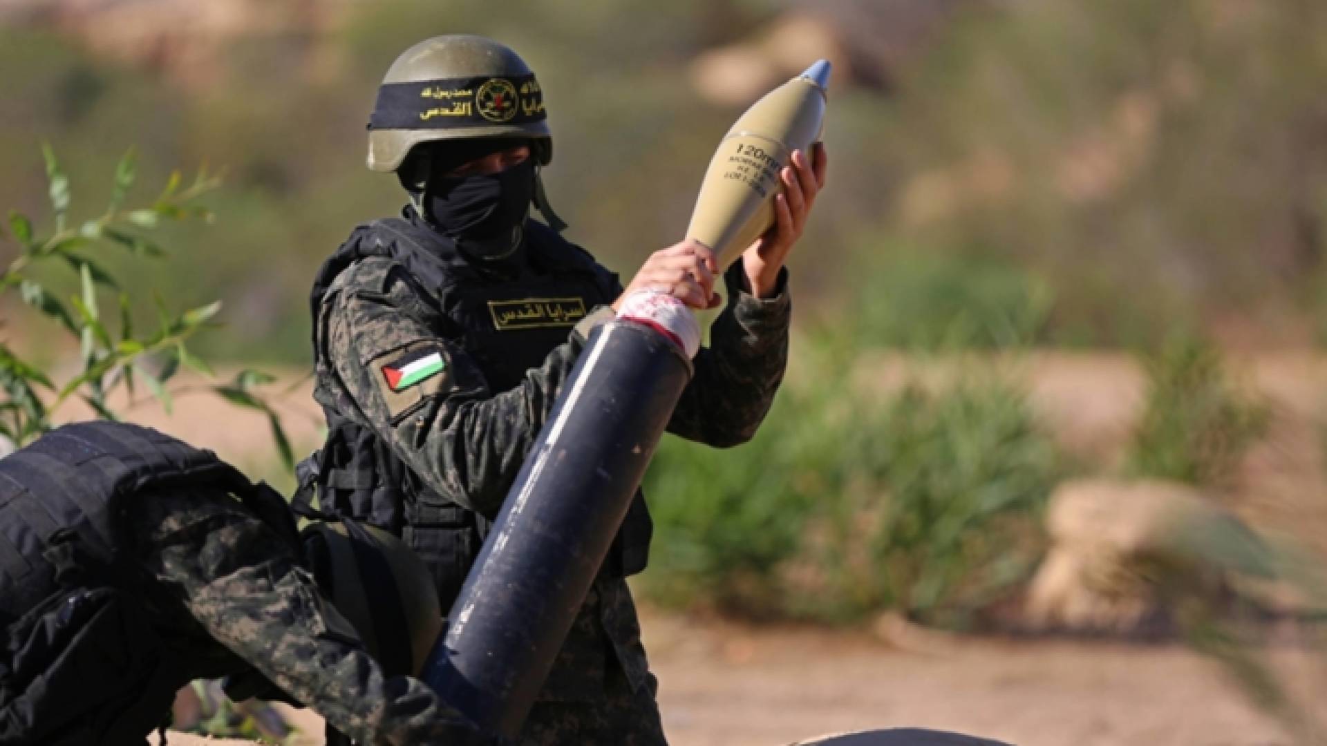 أحد عناصر سرايا القدس يجهز صاروخا