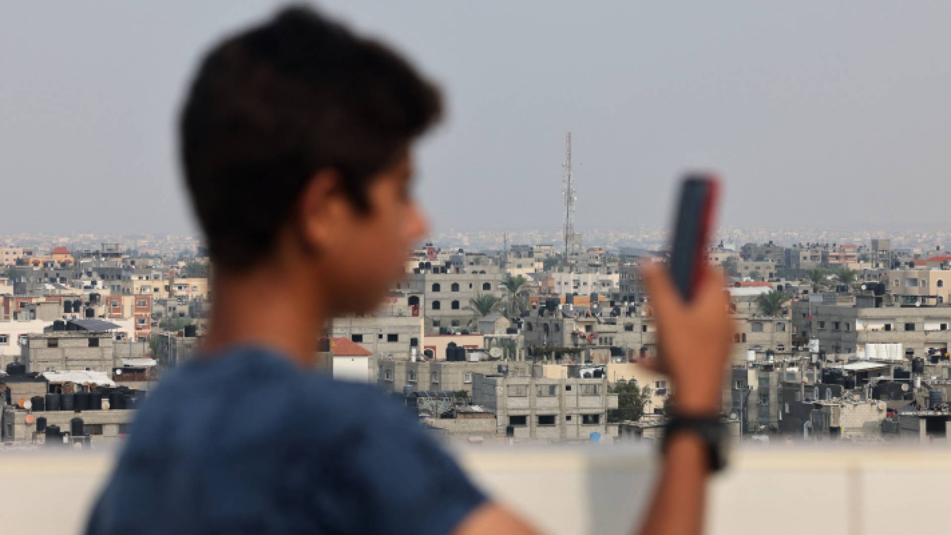 برج الاتصالات الذي دمره الاحتلال في رفح بقطاع غزة