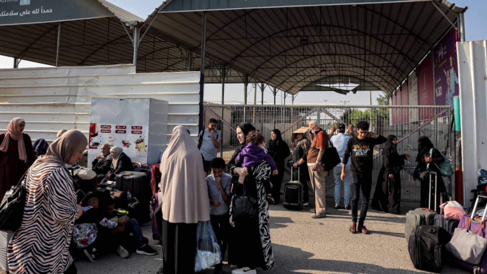 فلسطينيون متواجدون عند معبر رفح