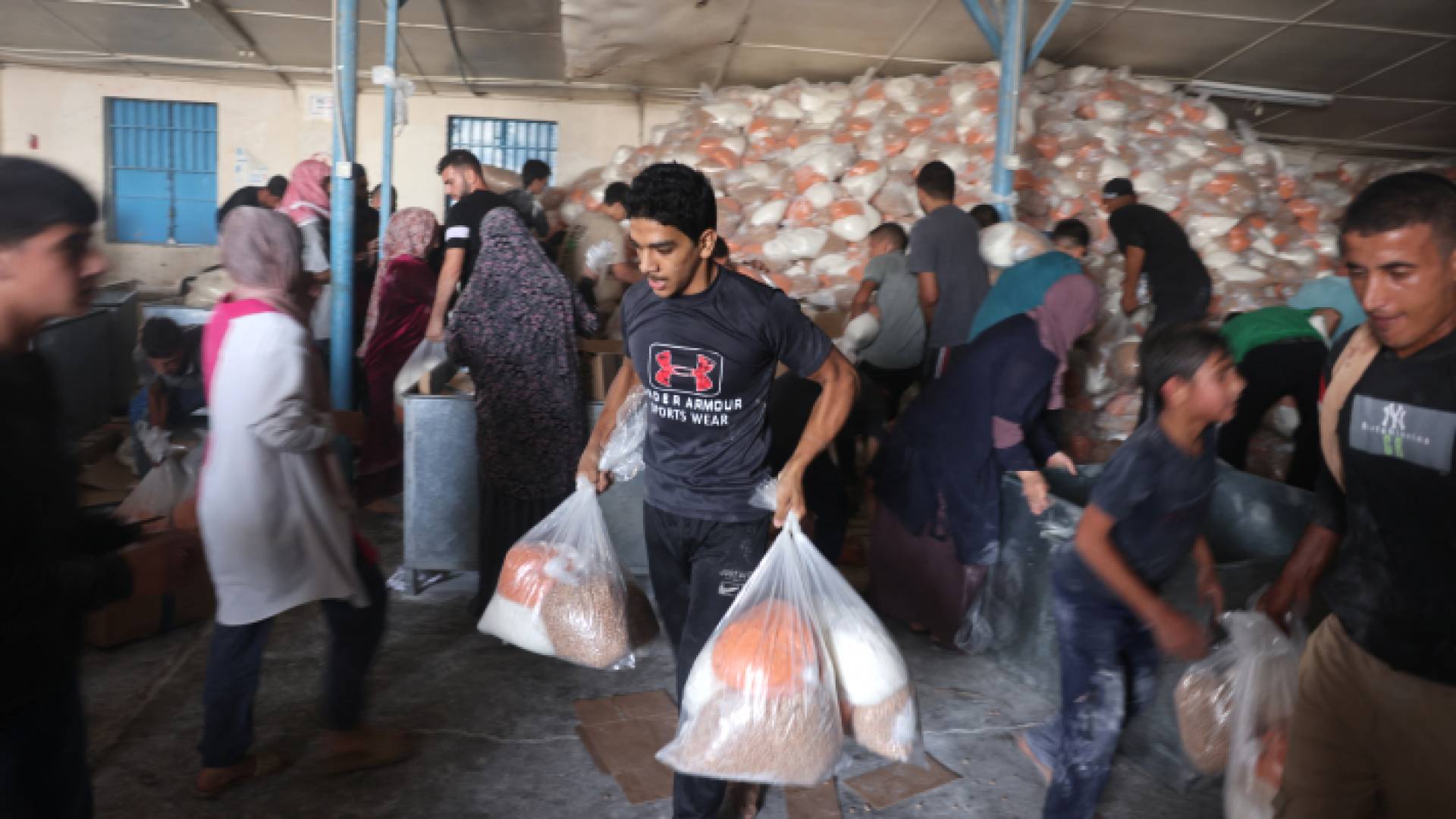 فلسطينيون يحصلون على مساعدات