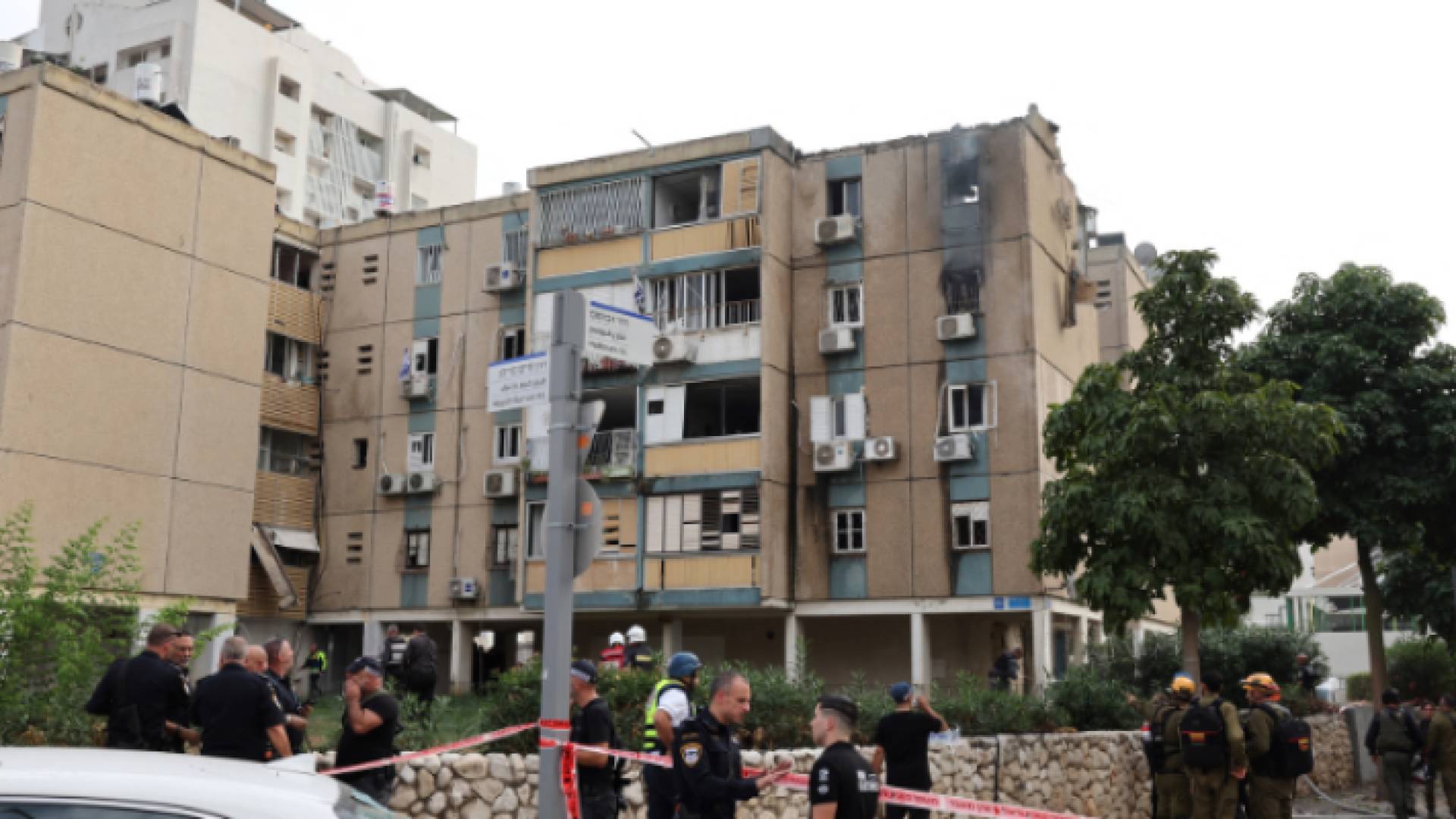 مبنى في أحد المستوطنات بعد تعرضه لقصف المقاومة الفلسطينية